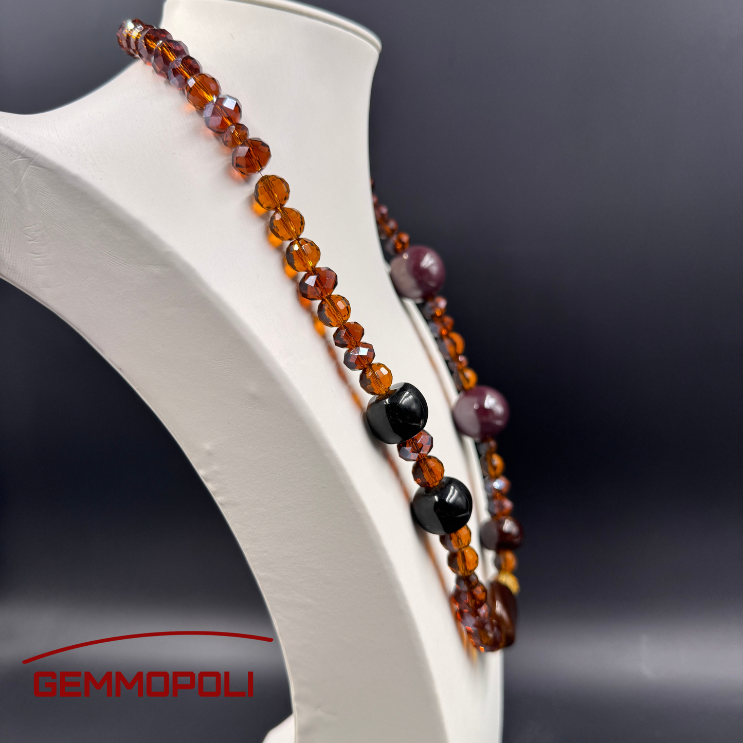 Gioiello eclettico con cristalli luminosi e porcellana – Gemmopoli