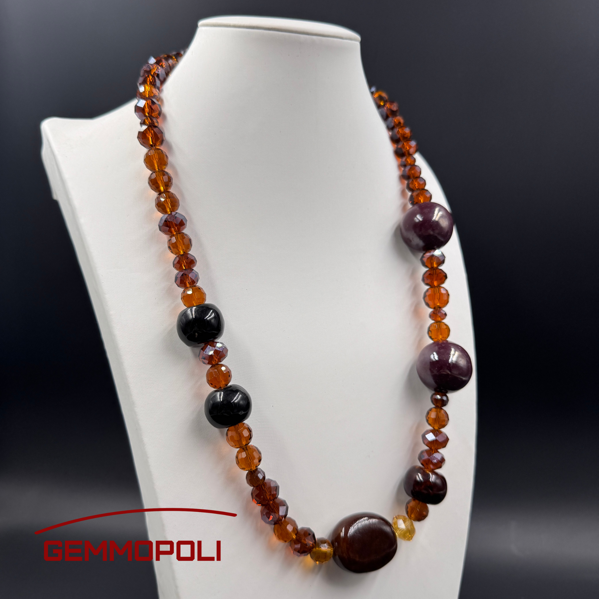 Dettaglio porcellana e cristalli color ambra – Collana Gemmopoli