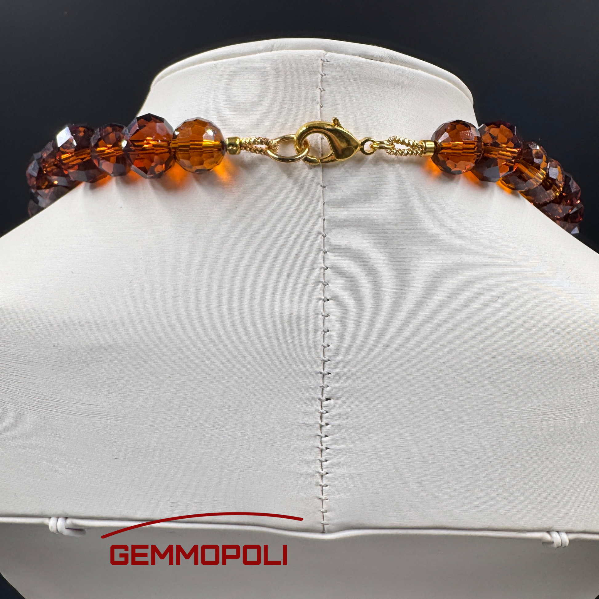 Dettaglio porcellana e cristalli color ambra – Collana Gemmopoli