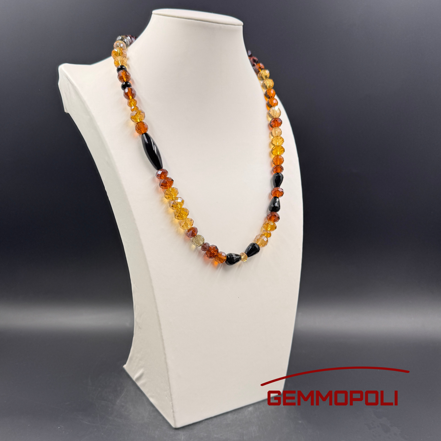 Dettaglio pietre dure nere e cristalli color miele e ambra – Collana Gemmopoli