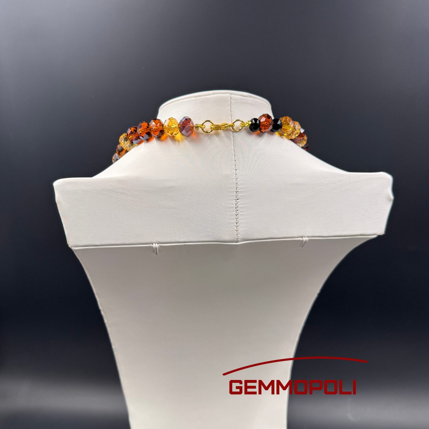 Dettaglio pietre dure nere geometriche e cristalli ambra – Collana Gemmopoli