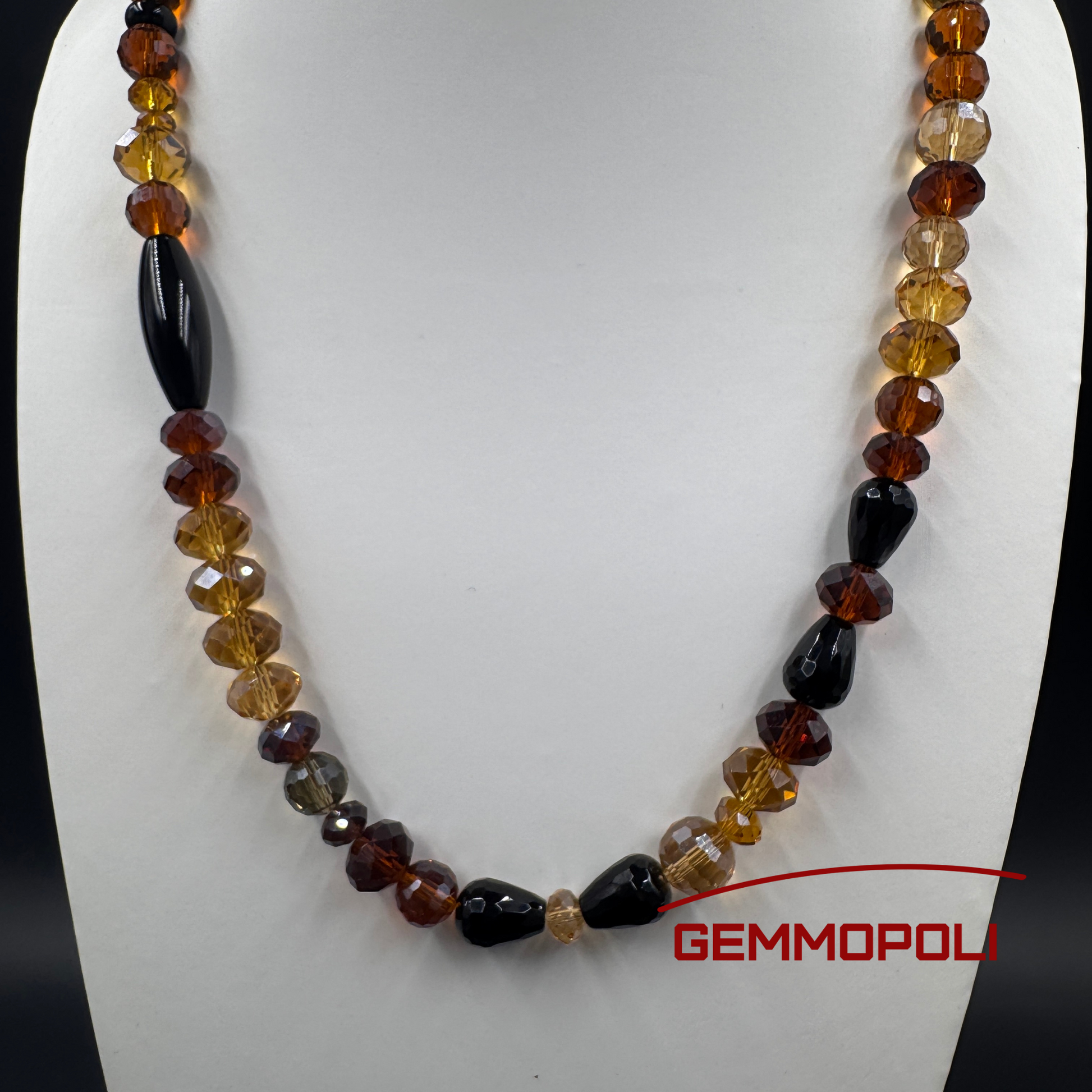 Dettaglio cristalli color miele e ambra con pietre nere naturali – Collana Gemmopoli
