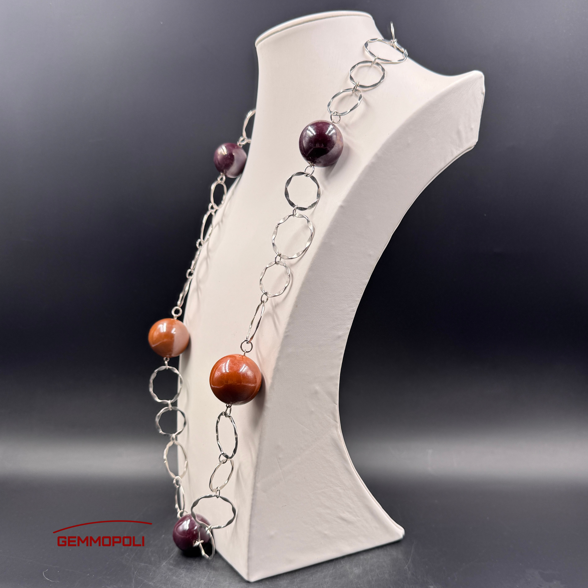 Collana lunga con grandi perle in porcellana marrone senza chiusura