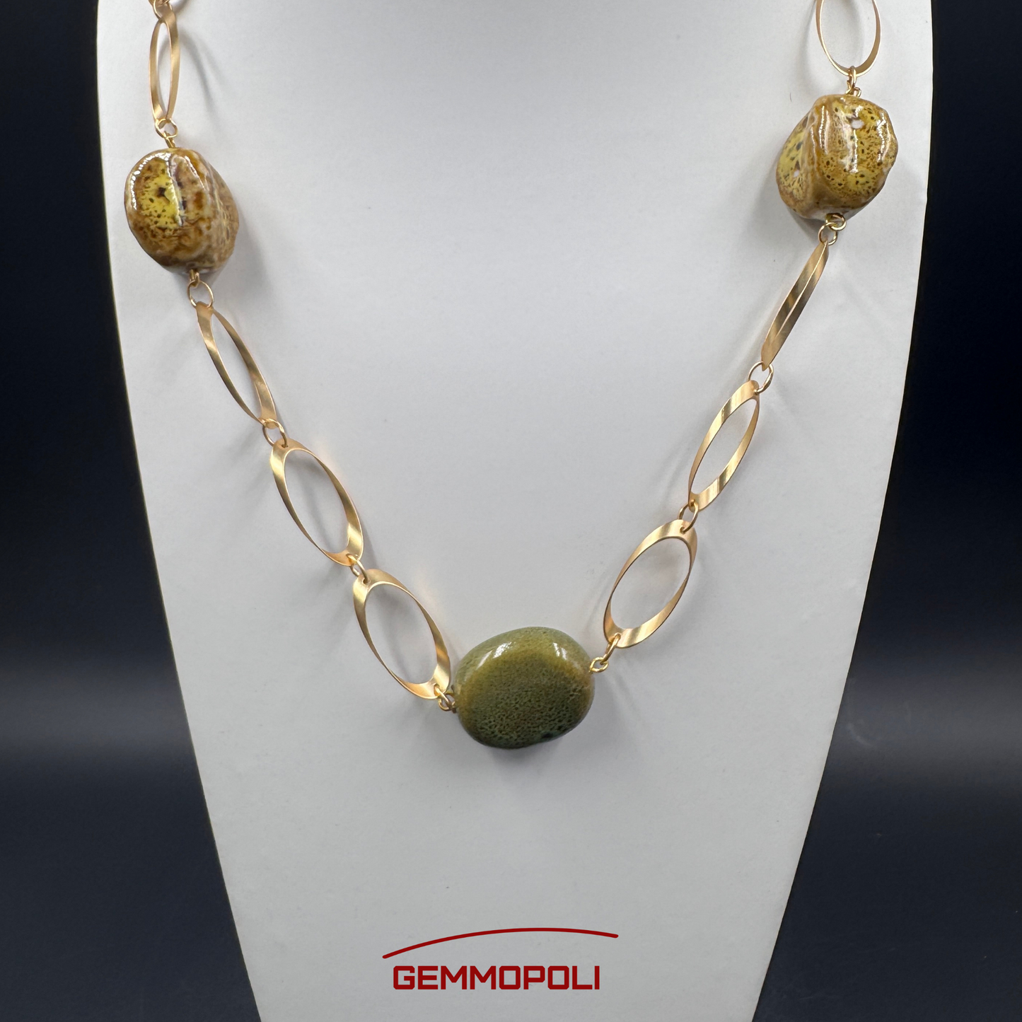 Porcellana smaltata con riflessi ocra e marrone su catena 