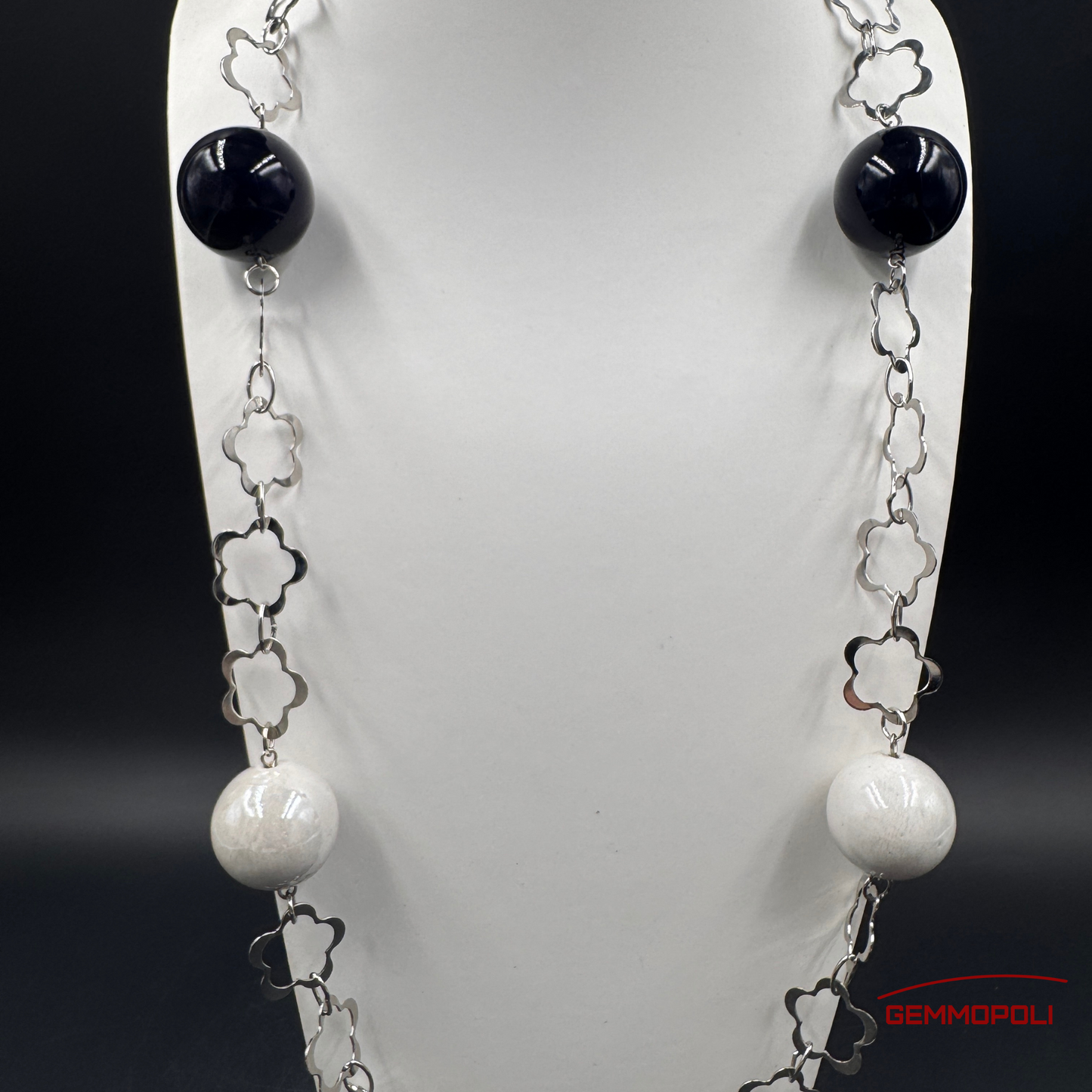 Collana lunga con catena argentata e motivi quadrifoglio