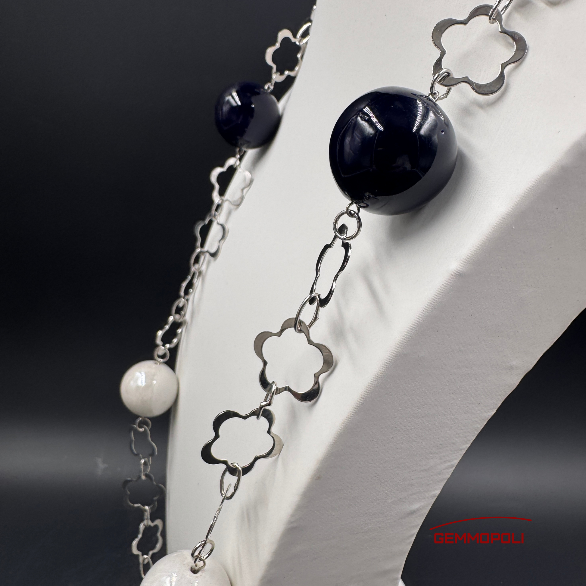 Dettaglio sfere in porcellana bianca e nera con catena argentata 