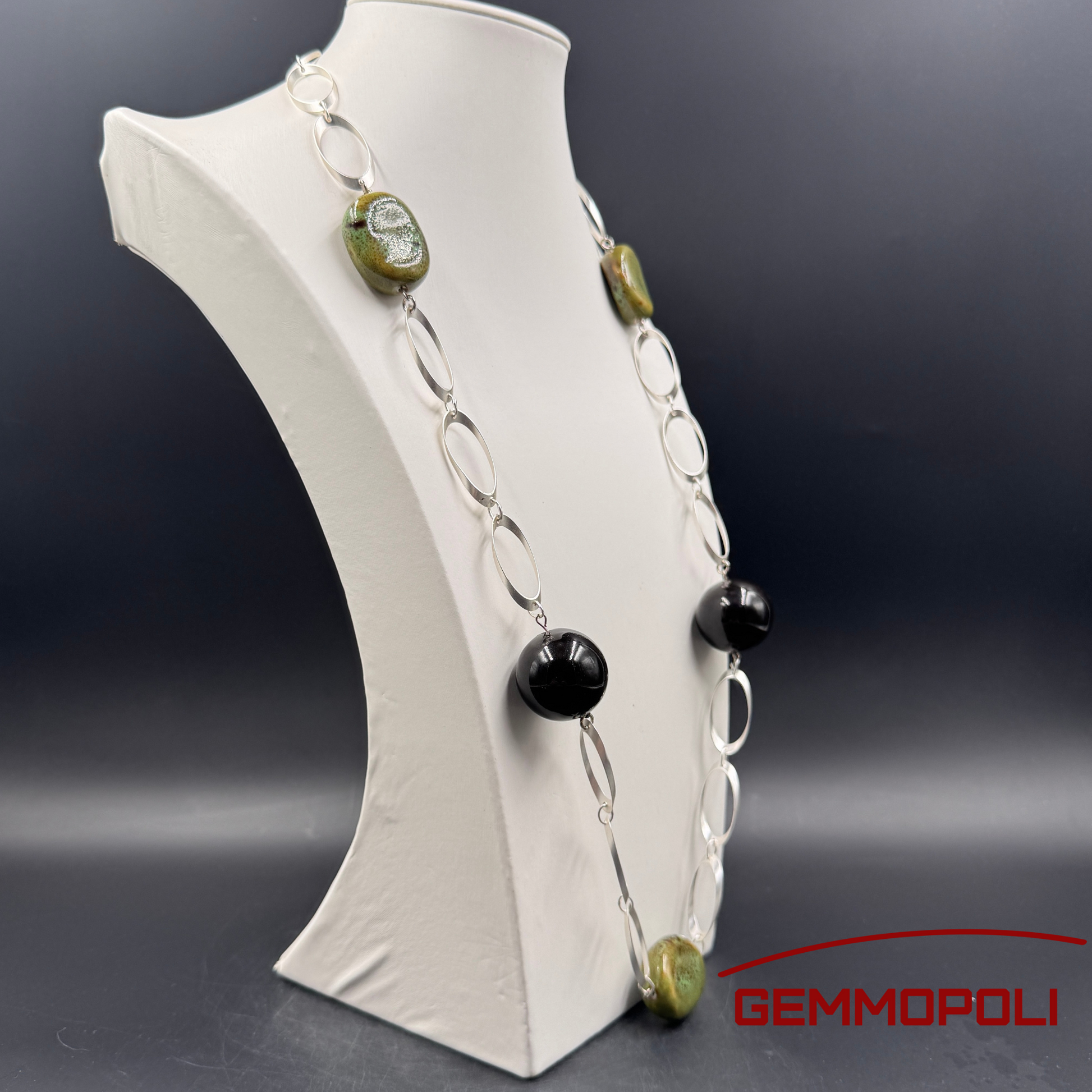 Collana lunga Chanel style con sfere in porcellana verde smaltata e nera 