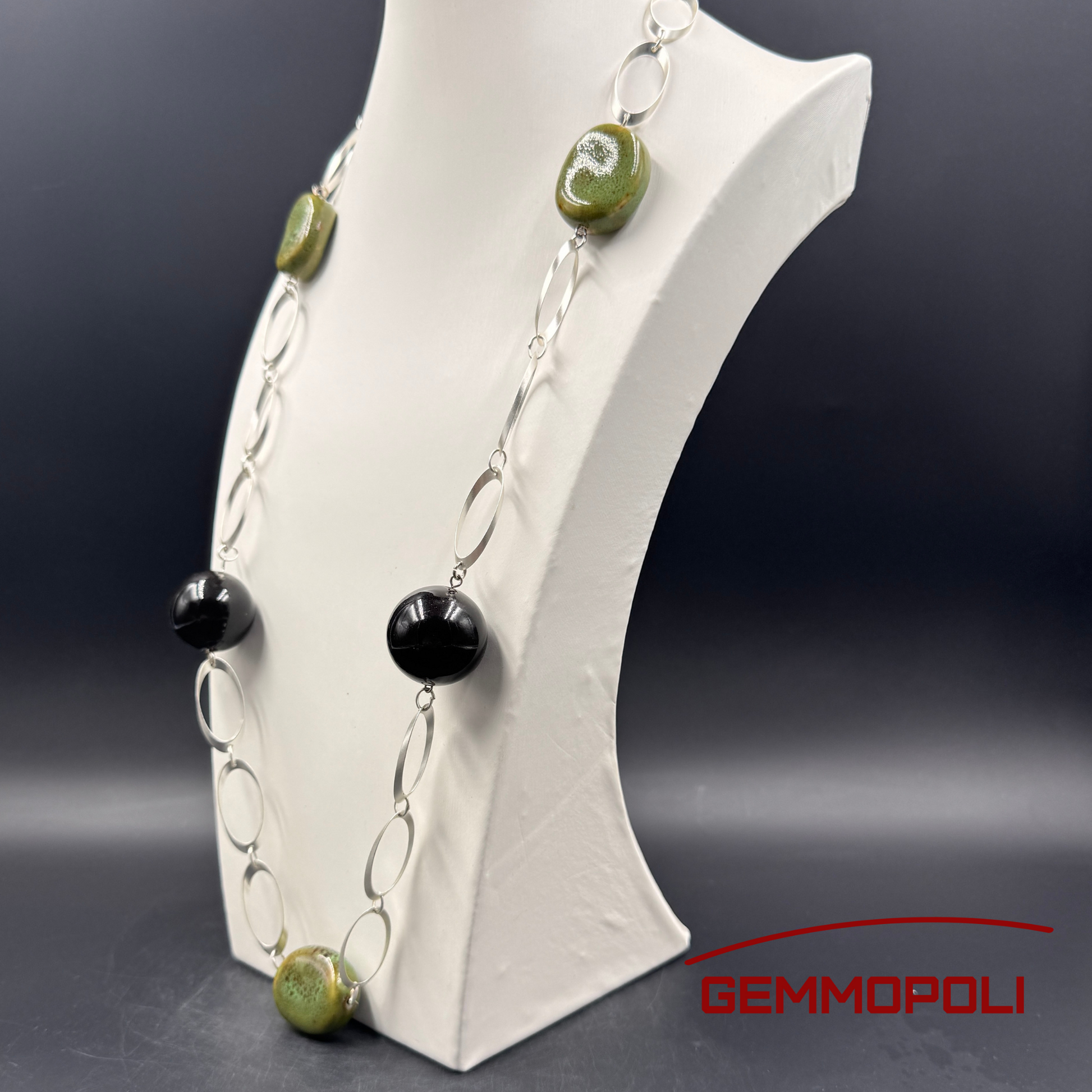 Sfere in porcellana smaltata verde e nere su catena ovale argento 