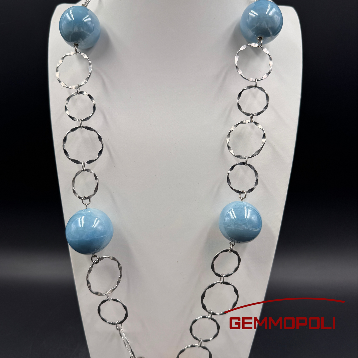 Dettaglio catena martellata argentata con sfere in porcellana azzurra 