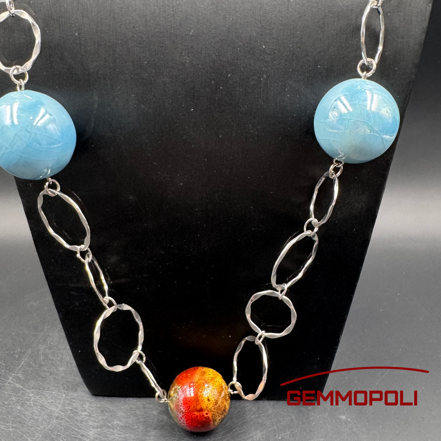 Particolari catena con sfere in porcellana azzurra e rosso sfumata con azzurro e oro