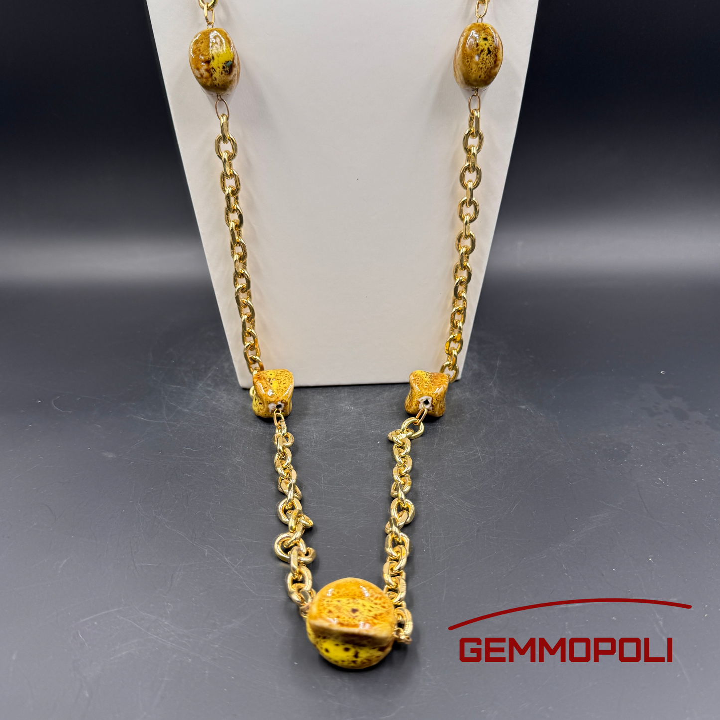 Dettaglio catena oro e sfere smaltate in porcellana gialla – Collana GA0013