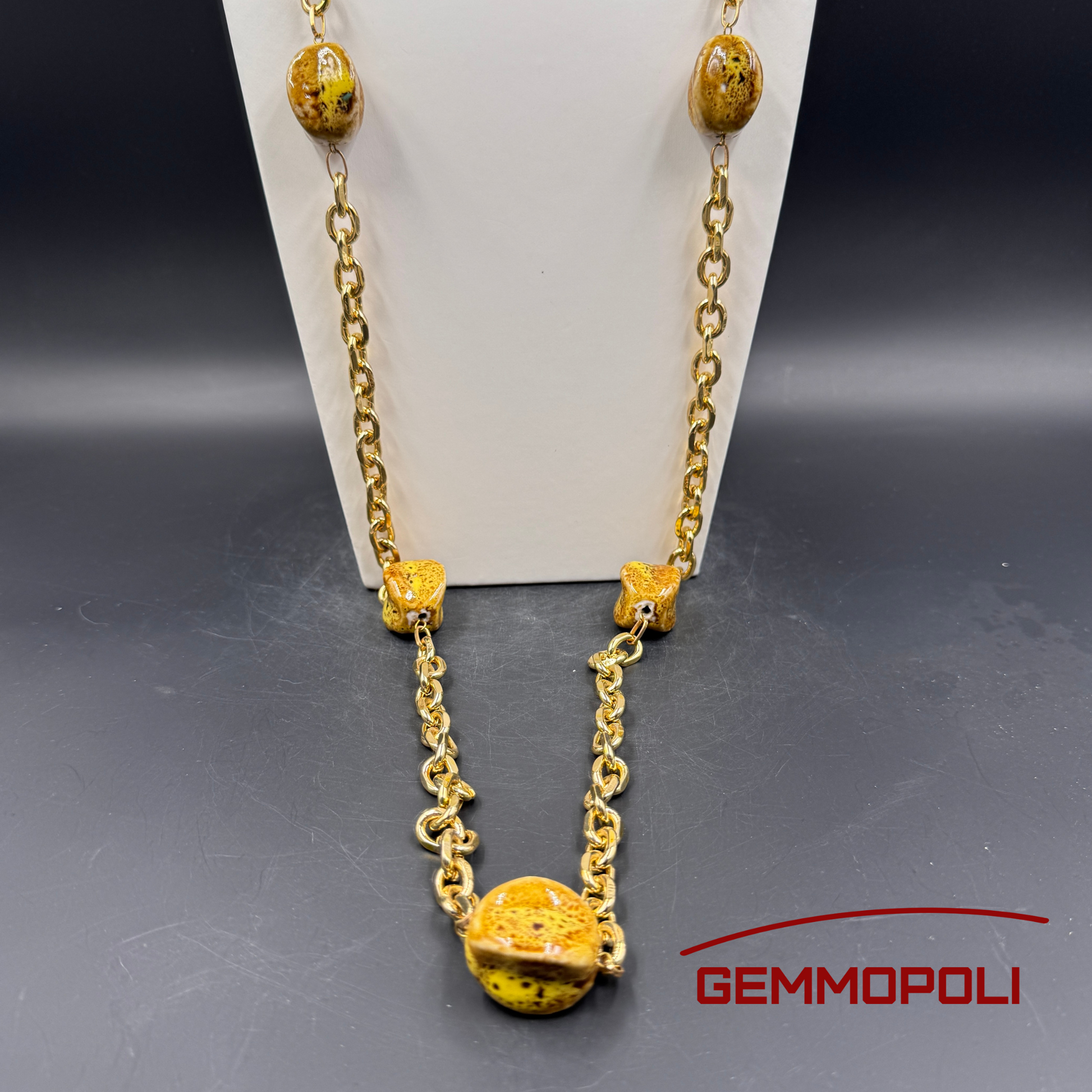 Dettaglio catena oro e sfere smaltate in porcellana gialla – Collana GA0013