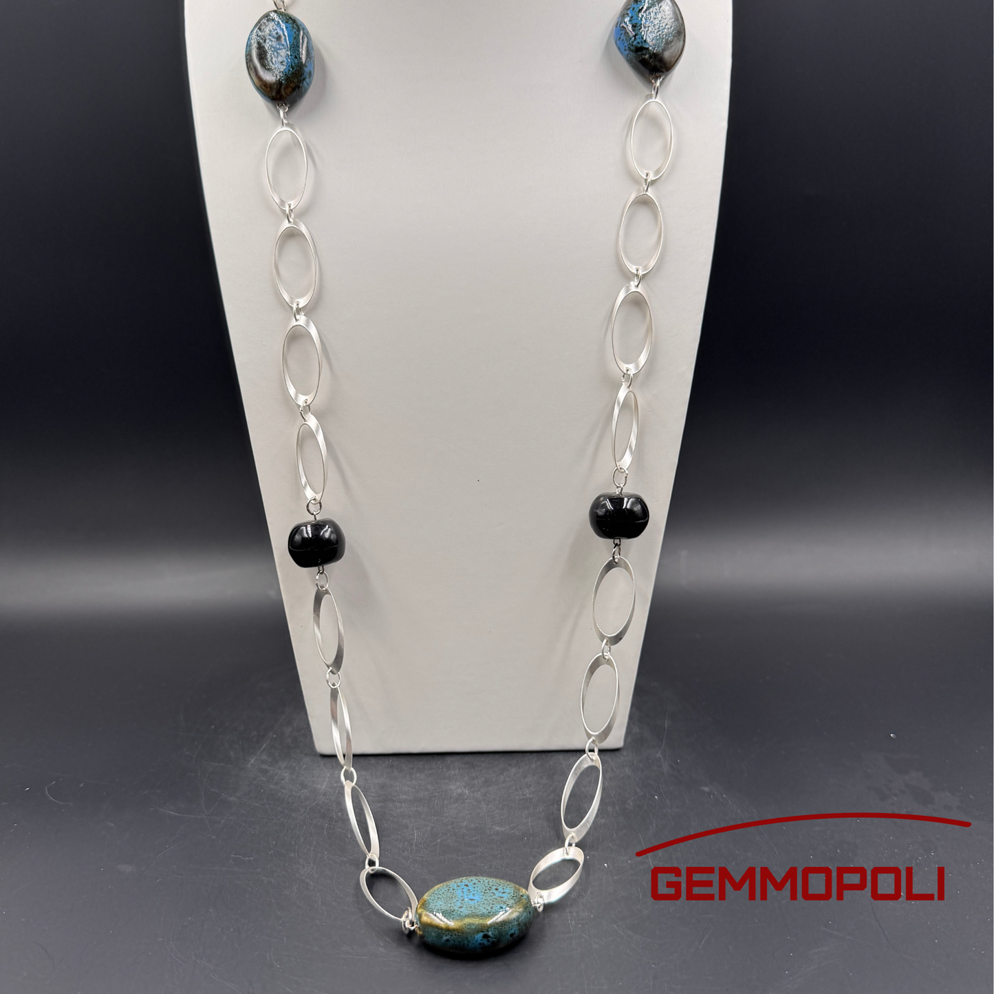 Dettaglio catena argentata e perle in porcellana blu e nere – Collana GA0014