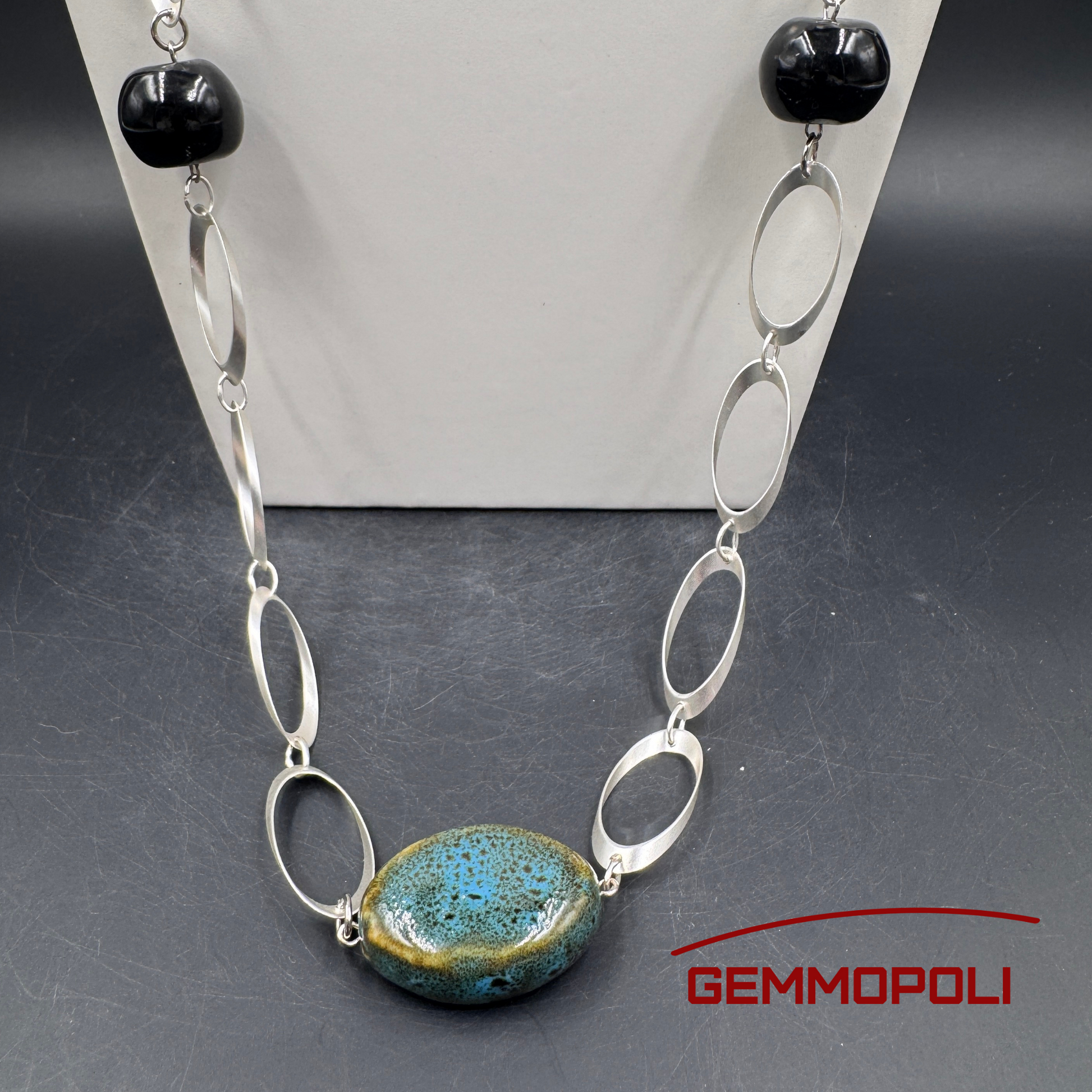 Ingrandimento catena argentata e perle in porcellana blu e nere – Gemmopoli