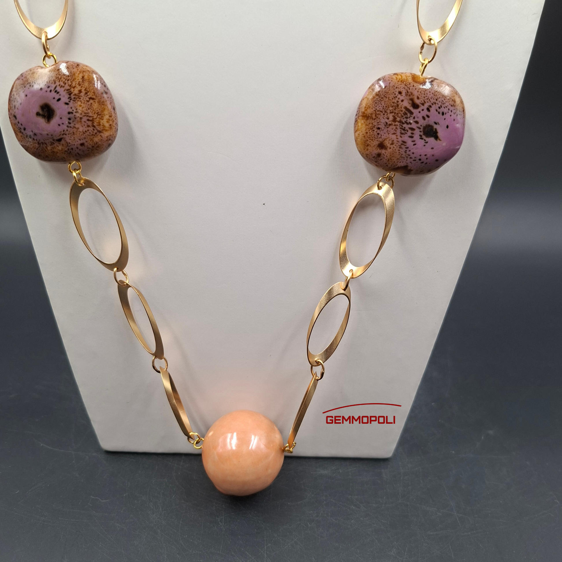 Dettaglio catena oro e perle in porcellana rosa smaltata – Collana Gemmopoli