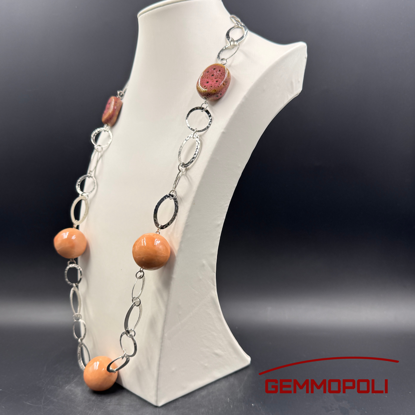 Dettaglio catena argentata martellata e sfere rosa – Collana GA0016