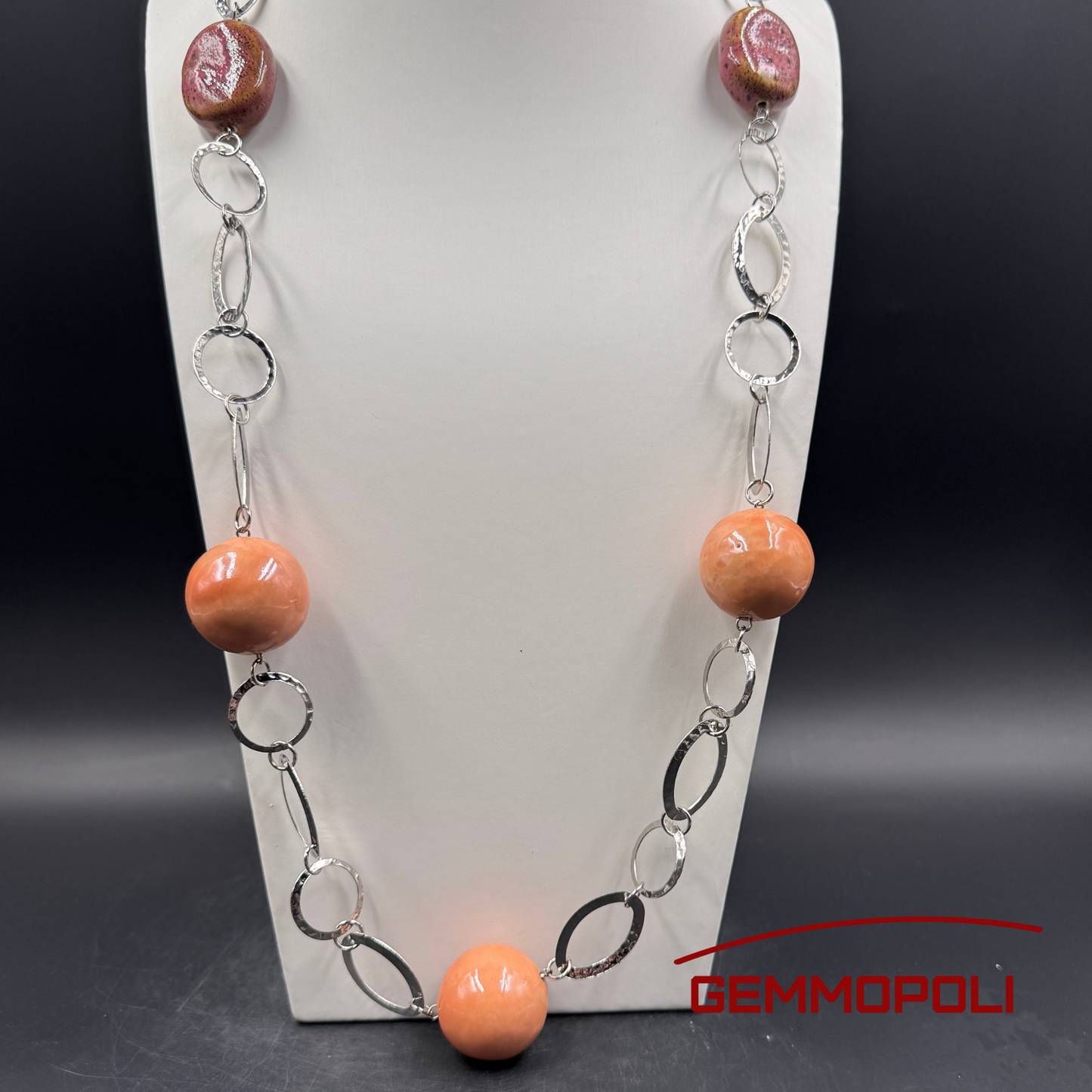 Dettaglio catena argentata martellata e sfere rosa-– Collana GA0016