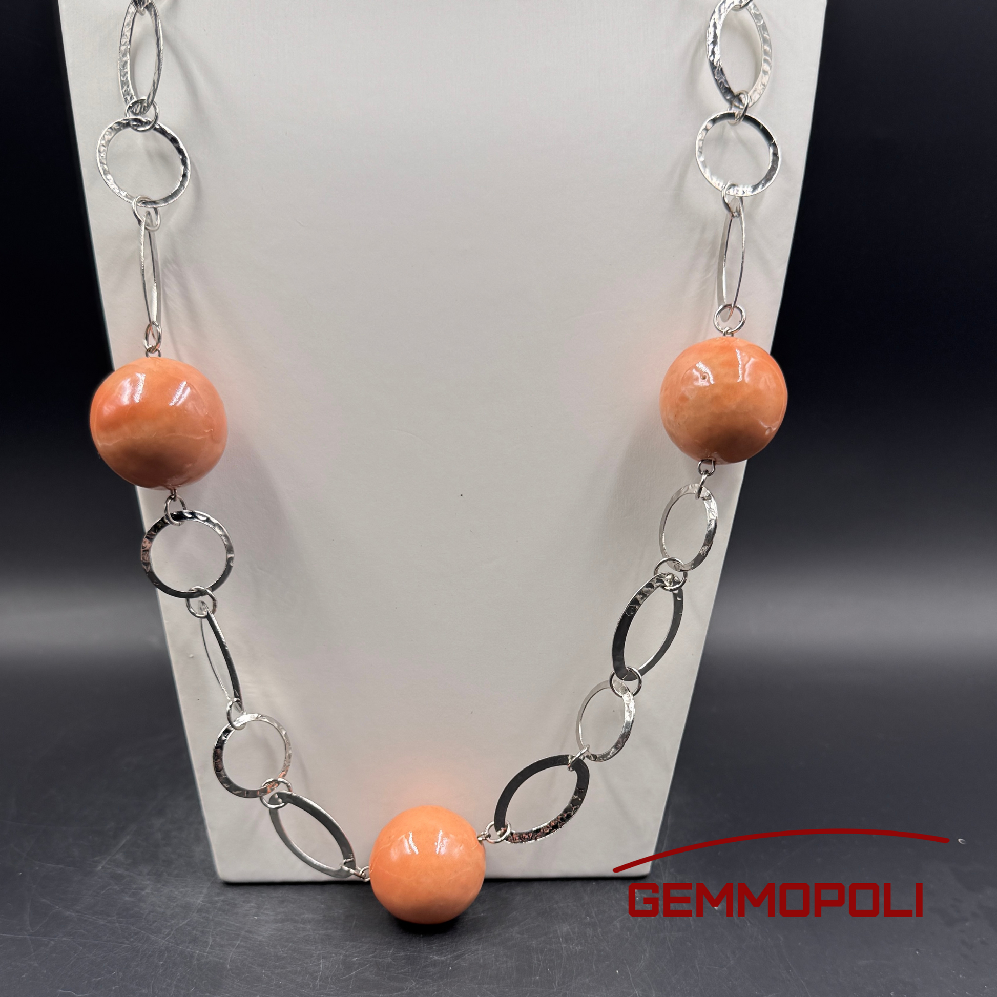 Particolari, catena argentata martellata e sfere rosa – Collana GA0016