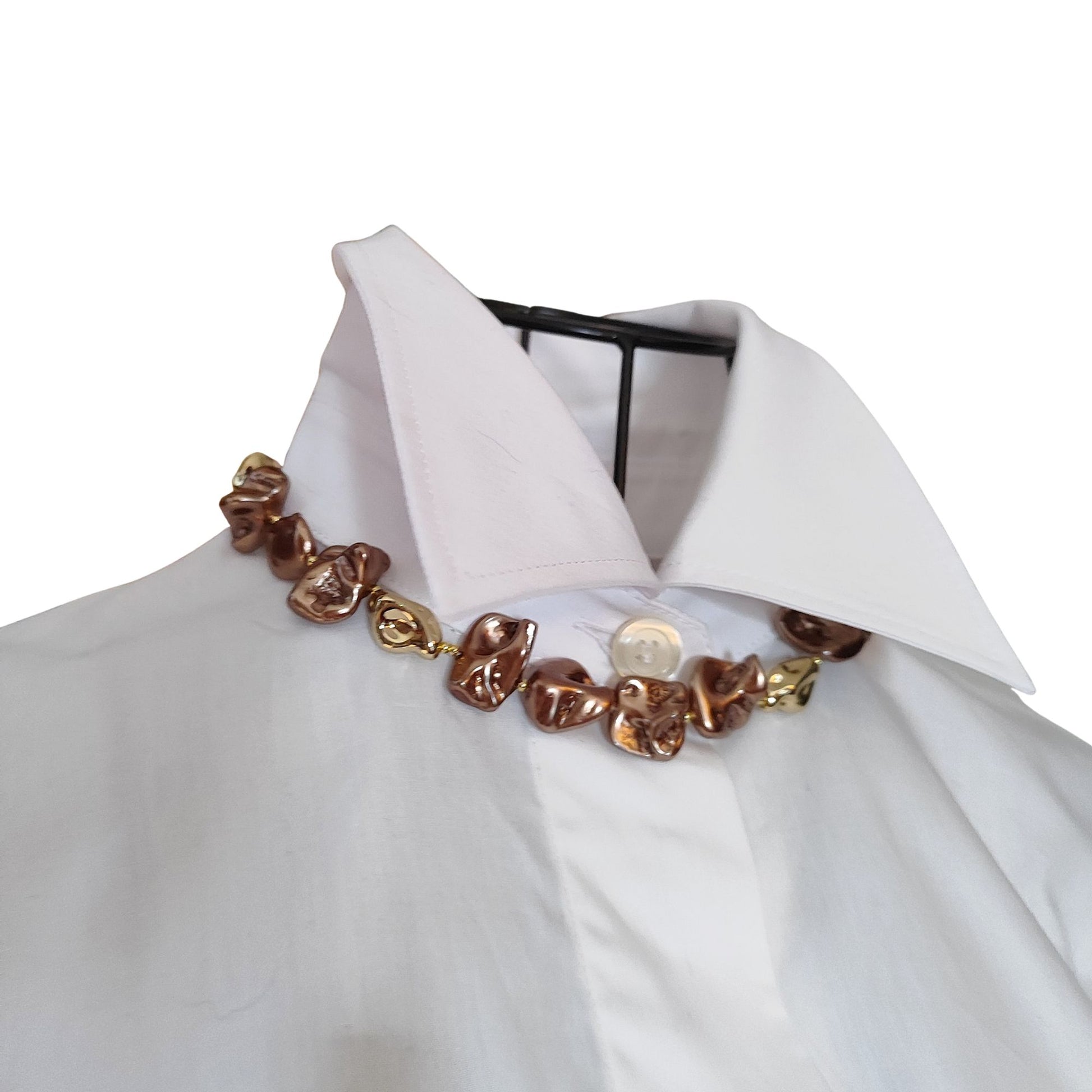 Collana perle di conchiglia barocche marroni e oro GA0018 su fondo bianco.