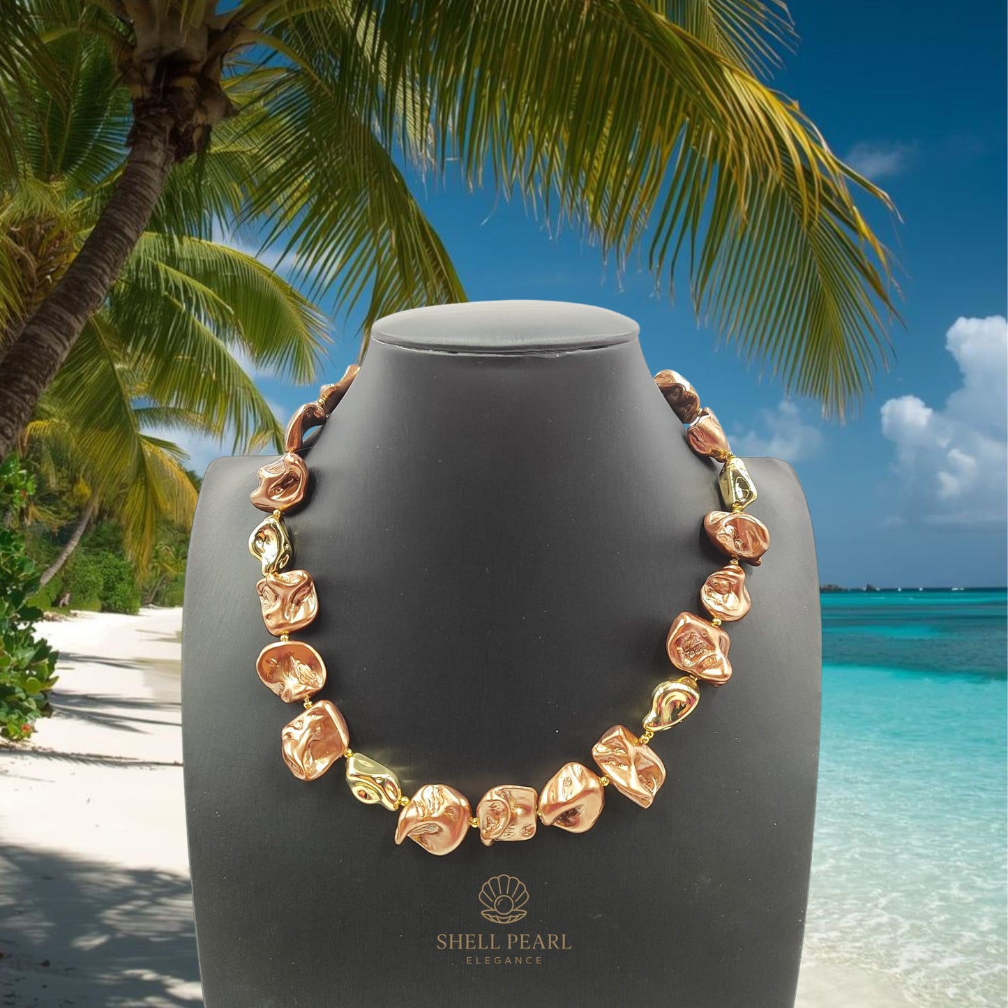 Composizione artistica con sfondo mare dei caraibi  perle di conchiglia marroni e oro per catalogo.