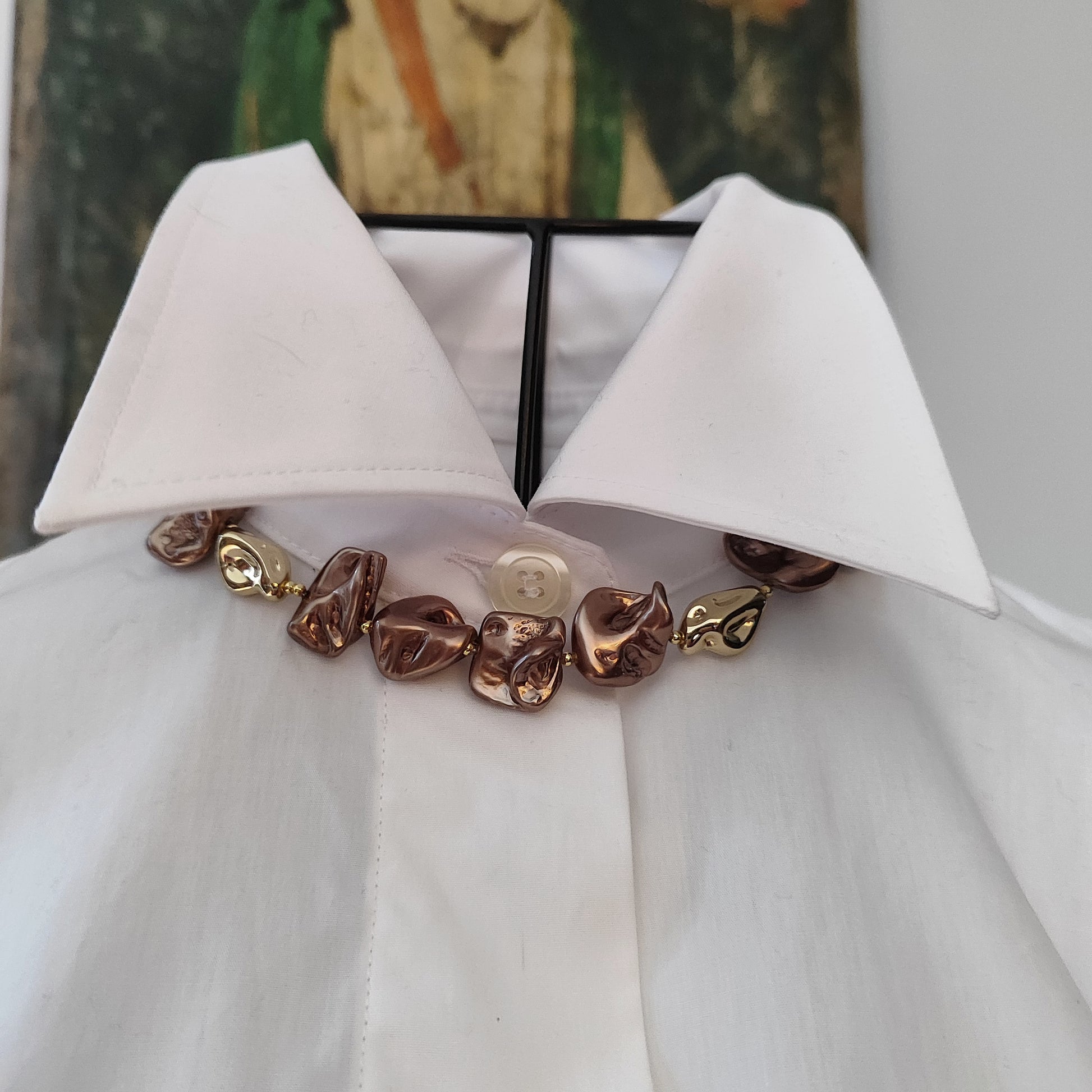 Collana Shell Pearl Elegance GA0018 barocca marrone intervallata da perle scultura color oro. 