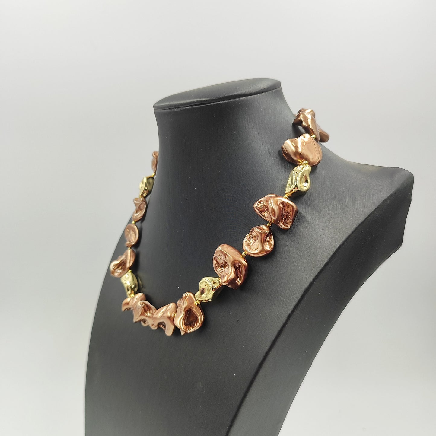 Perle barocche marroni con nucleo in madreperla naturale, abbinate a perle oro. 