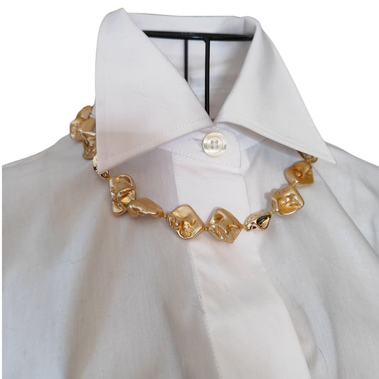 Collana Girocollo perle di conchiglia barocche color pesca e oro GA0019 su fondo bianco.