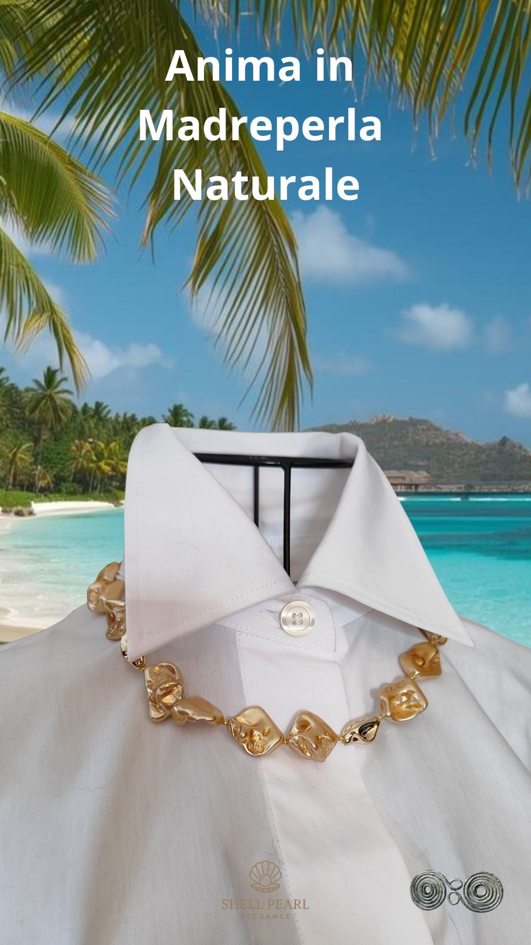 Collana perle di conchiglia barocche color pesca e oro GA0019 su fondo mare caraibi , Verticale per tik tok e instagram.