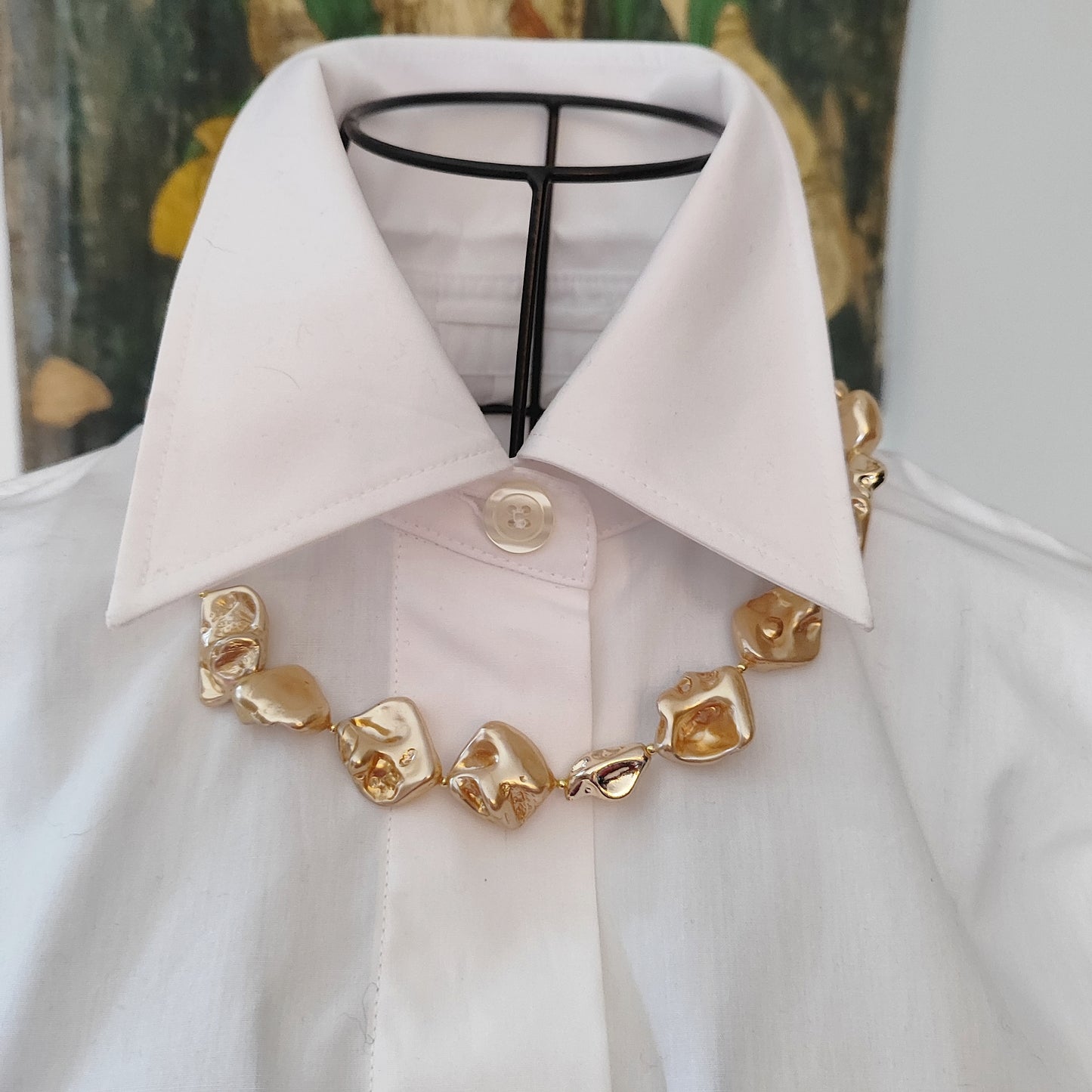 Collana Shell Pearl Elegance GA0019 barocca color pesca intervallata da perle scultura color oro. 