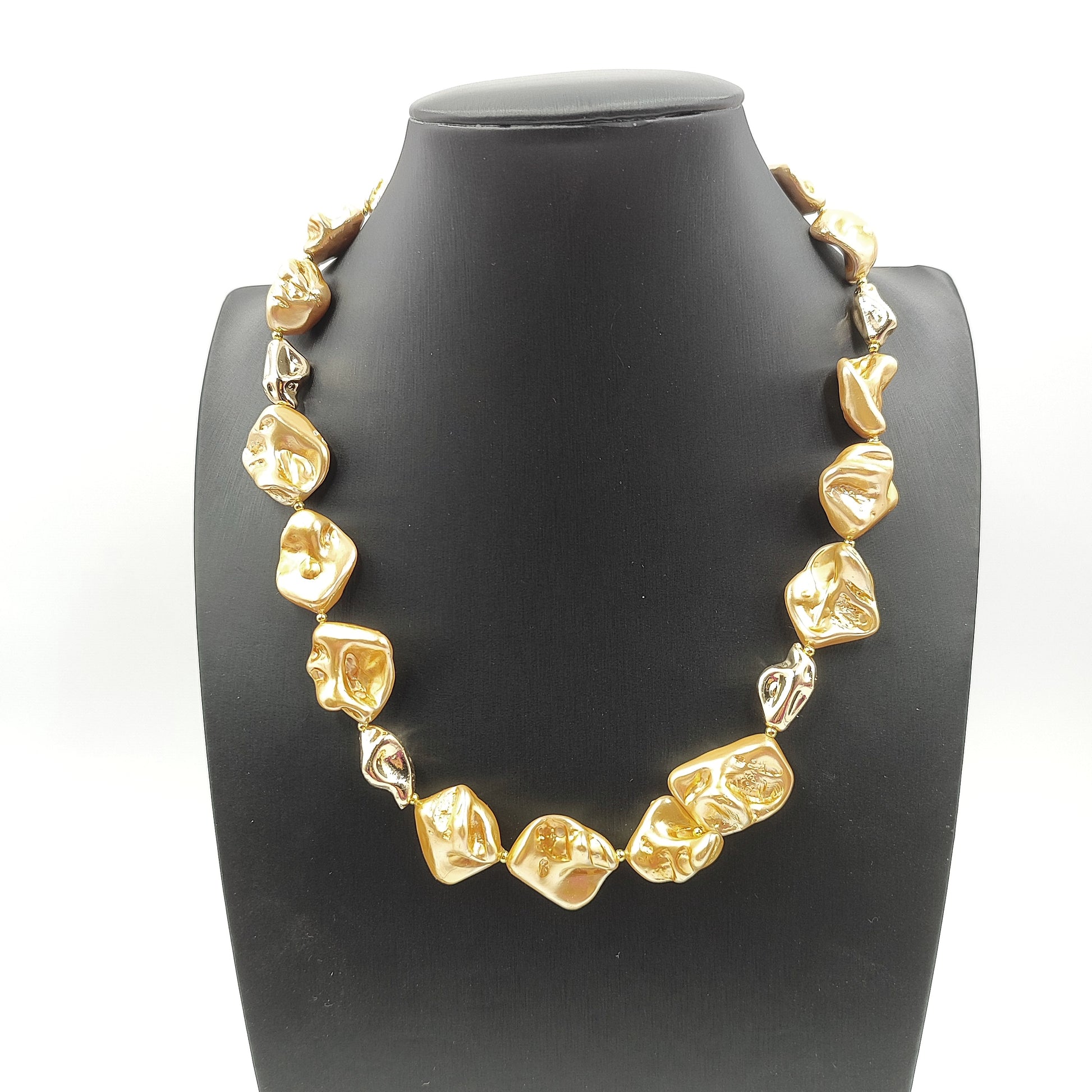 Collana  elegante, perle barocche pesca con perle color oro. 