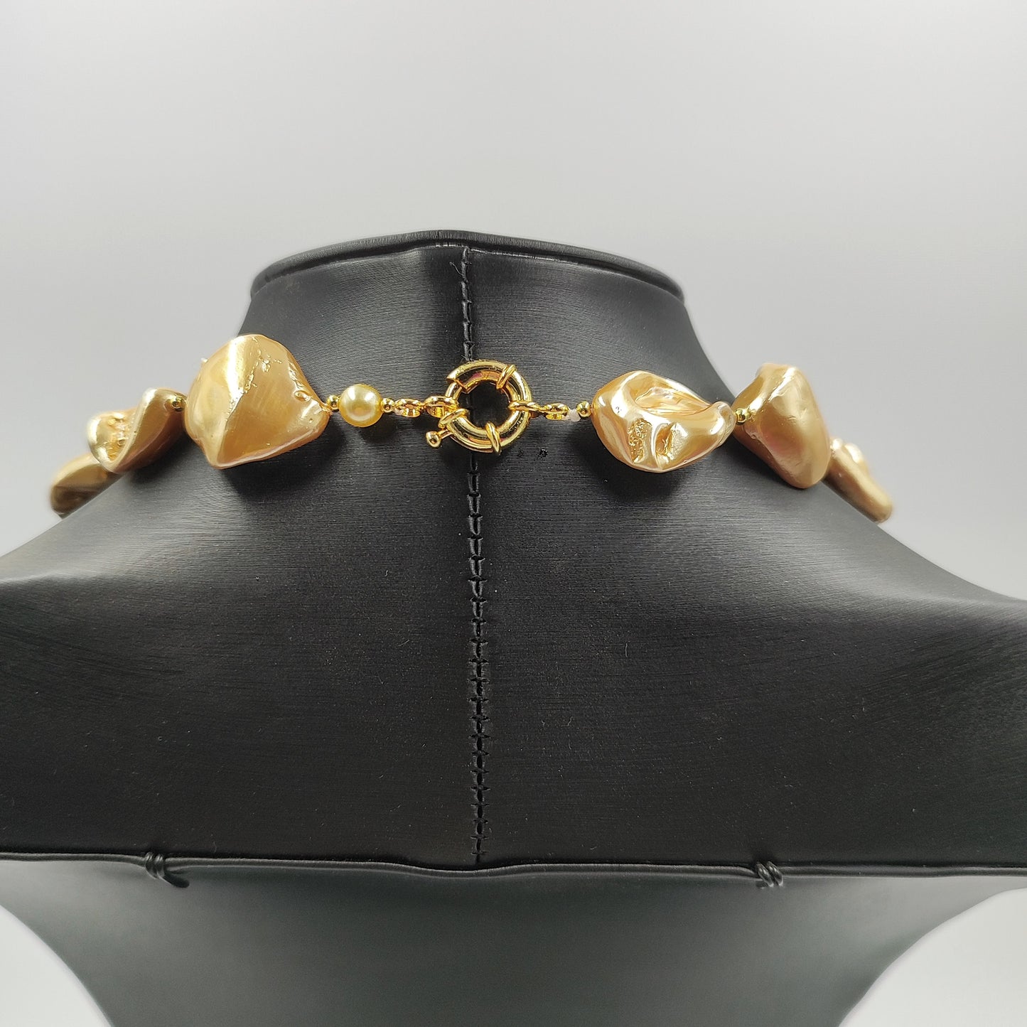 Chiusura e perle irregolari color pesca con elementi in perla oro Shell Pearl Elegance.