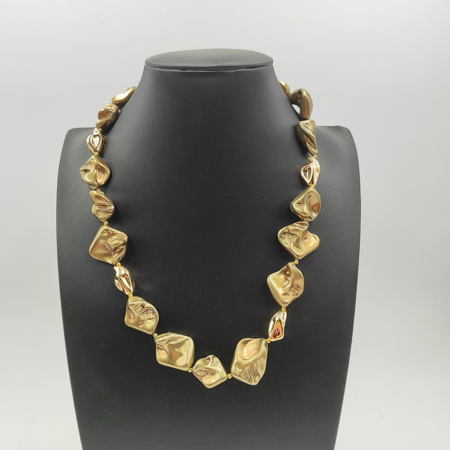 Gioiello moderno ed elegante con perle irregolari bronzo e perle color oro. Un regalo speciale