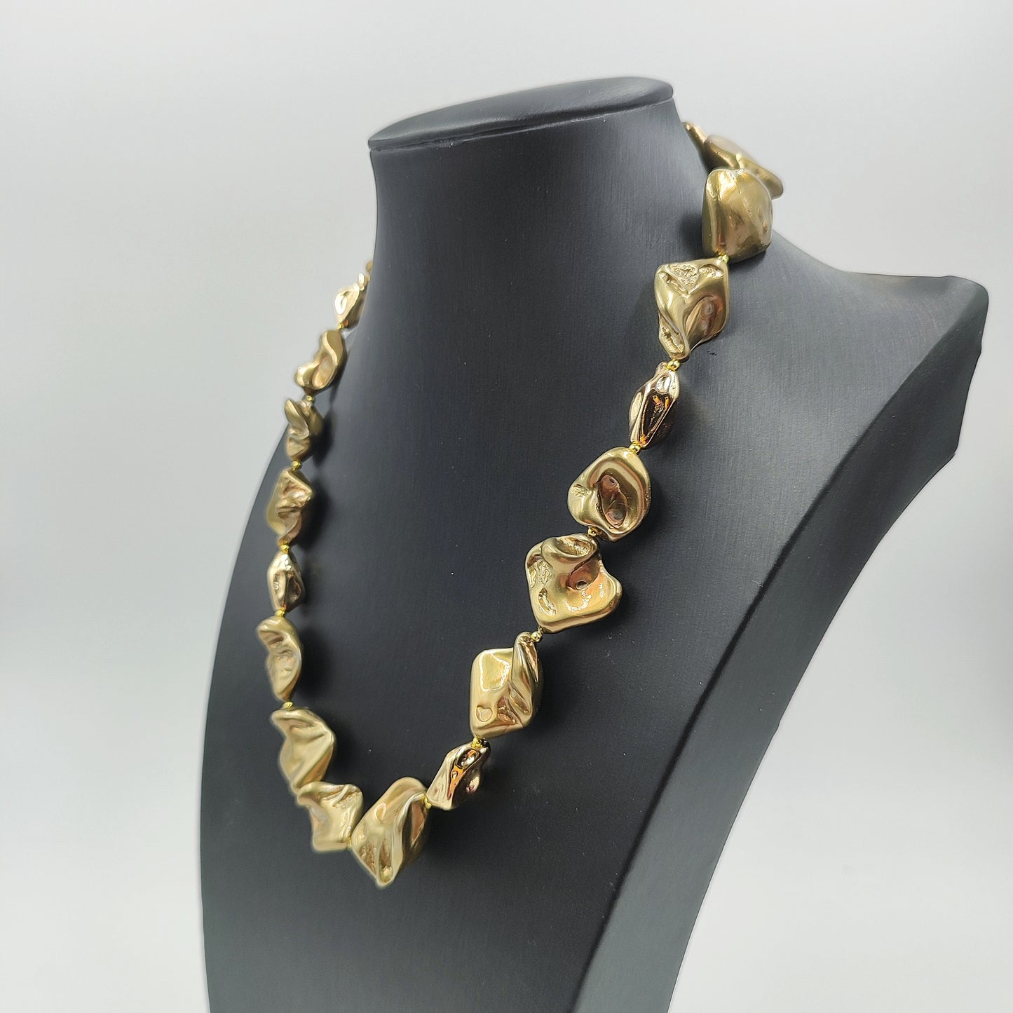 Collana di perle d'imitazione di lusso, bronzo, con nucleo in madreperla e perle oro. 