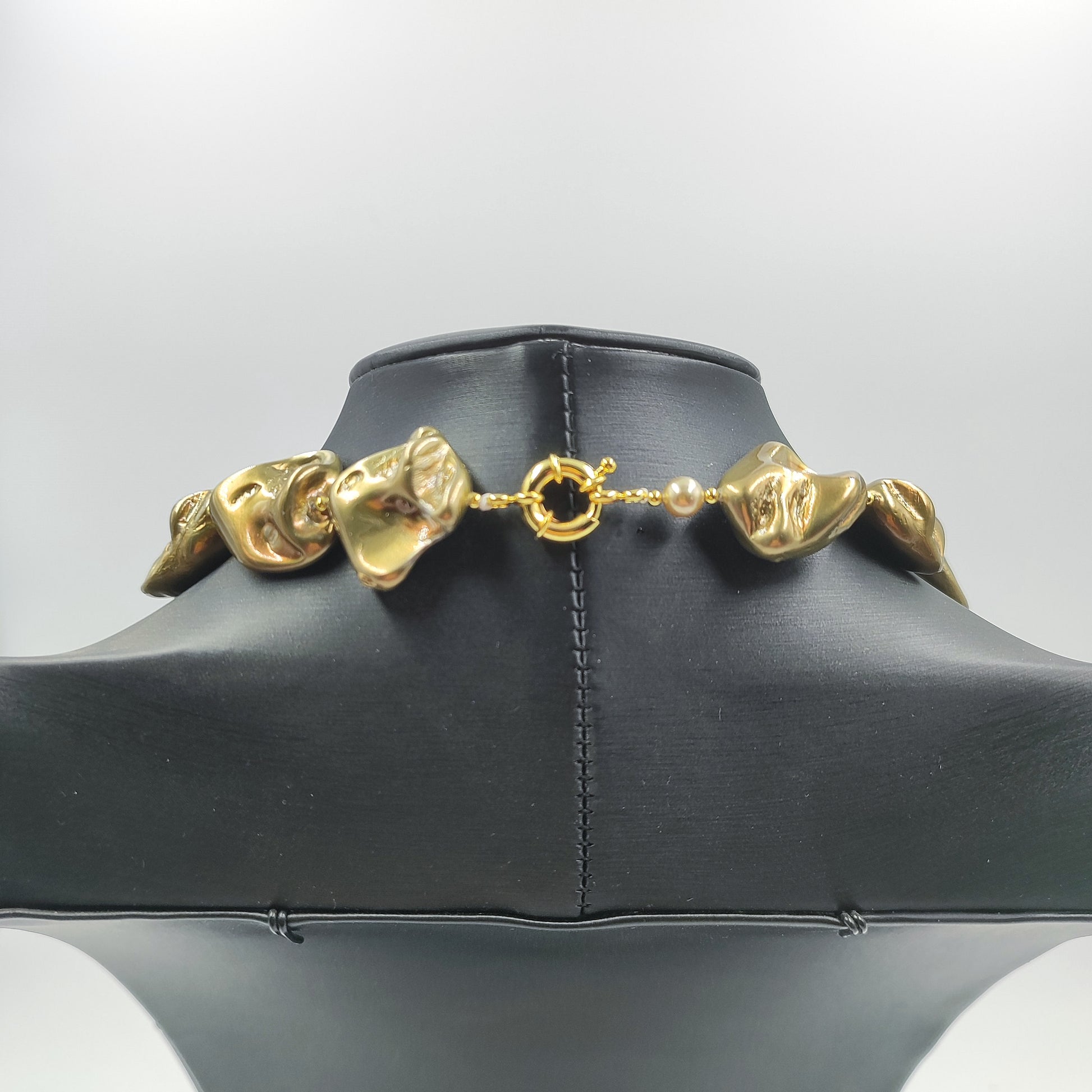 Chiusura in ottone color oro e perle irregolari color bronzo con perle distanziatrici oro, Codice GA0020. 

