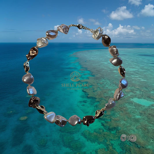 Primo piano della texture organica delle perle di conchiglia barocche colorate.