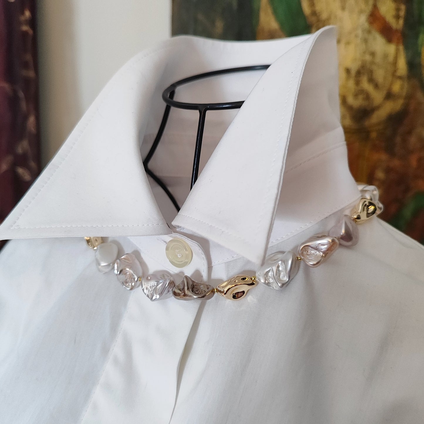 Perle scultura in diverse tonalità e perle dorate, foto stilizzata. 