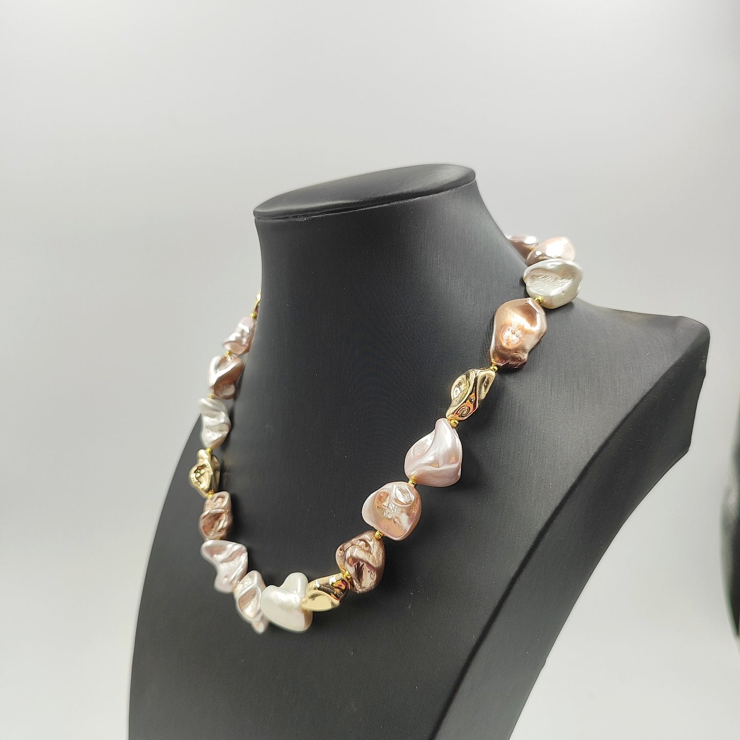 Collana con nucleo in madreperla con perle barocche e perle distanziatrici oro, Codice GA0021. 