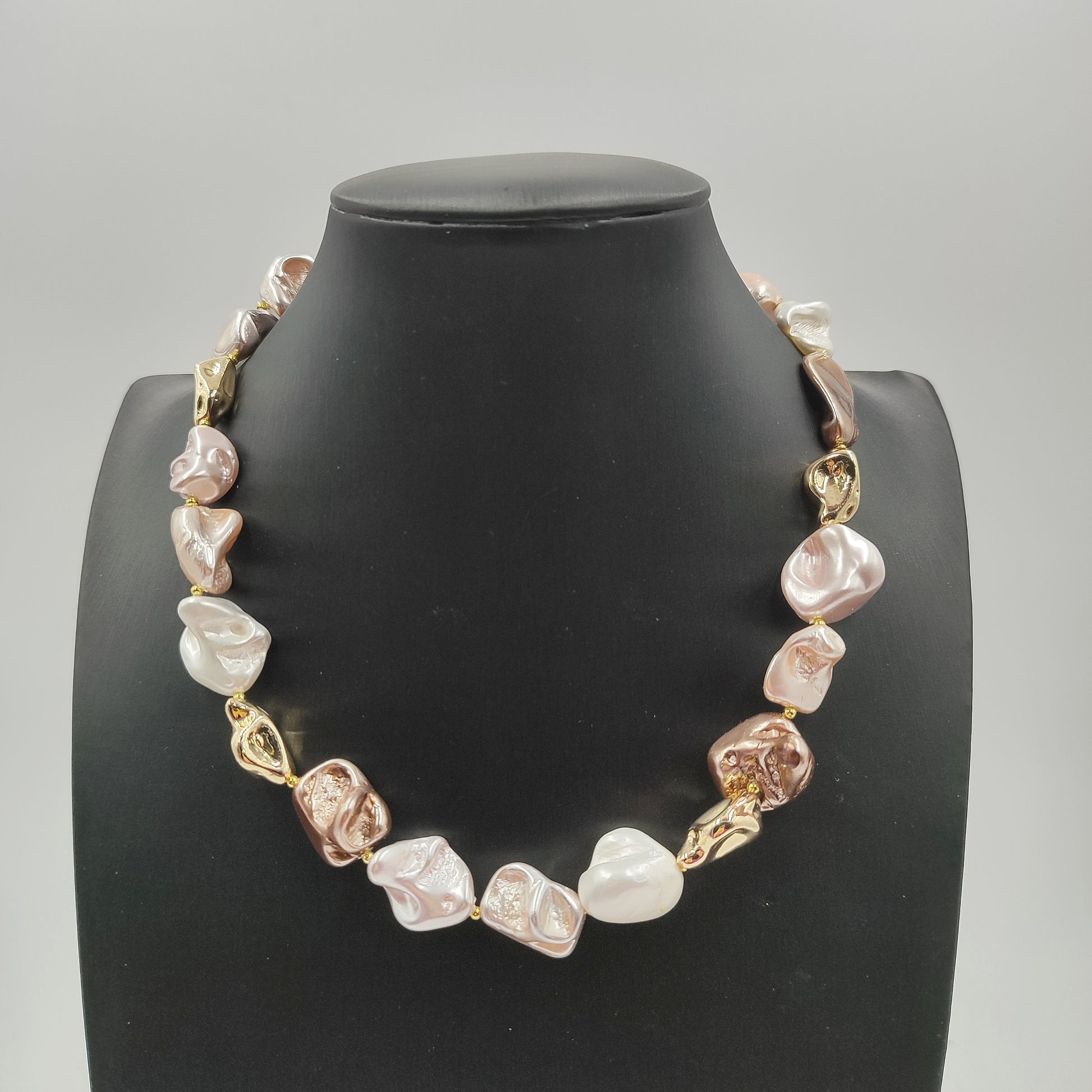 Gioiello moderno ed elegante con perle irregolari multicolore e perle oro. 