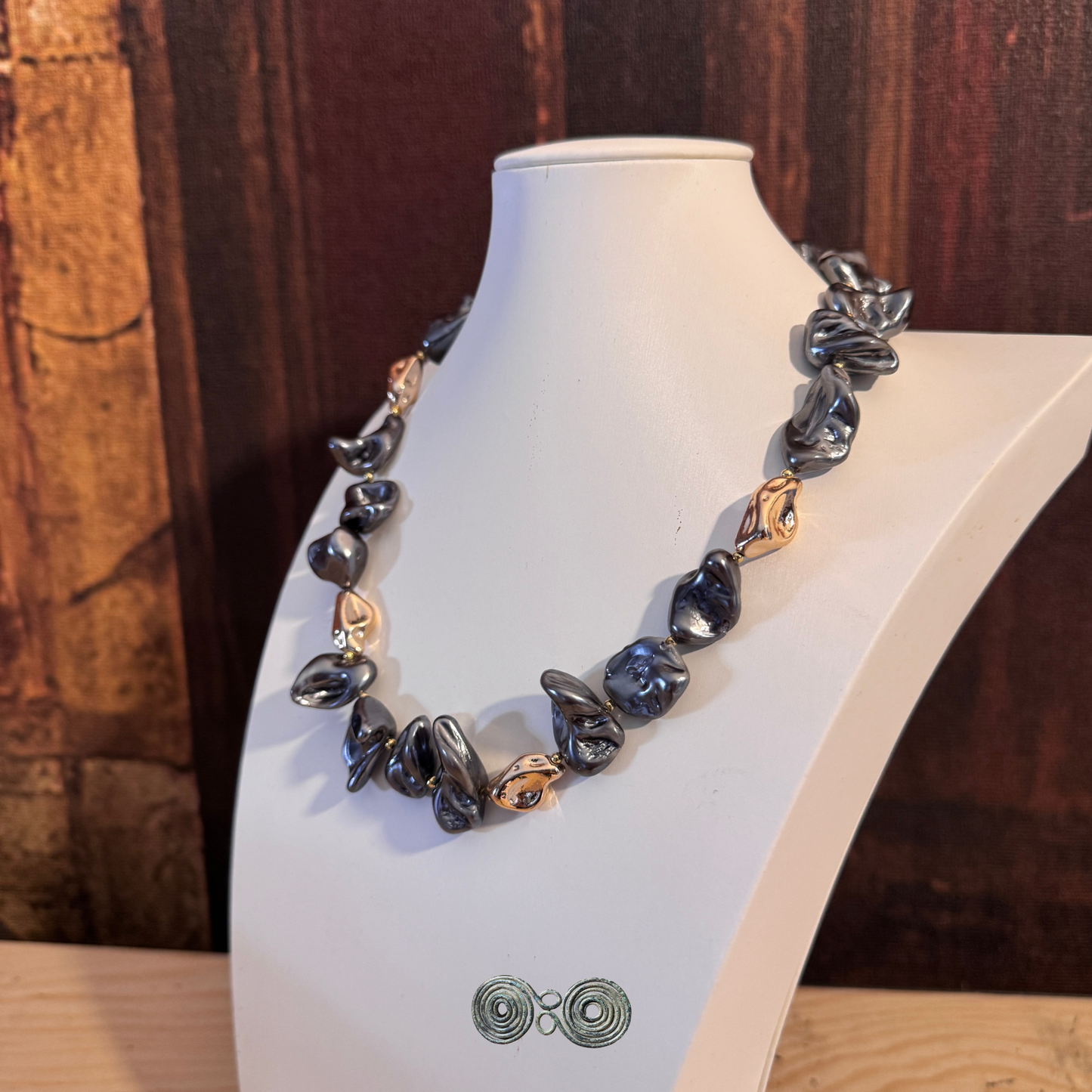 Collana barocca grigio scuro e oro in perle di conchiglia, vista d'insieme.