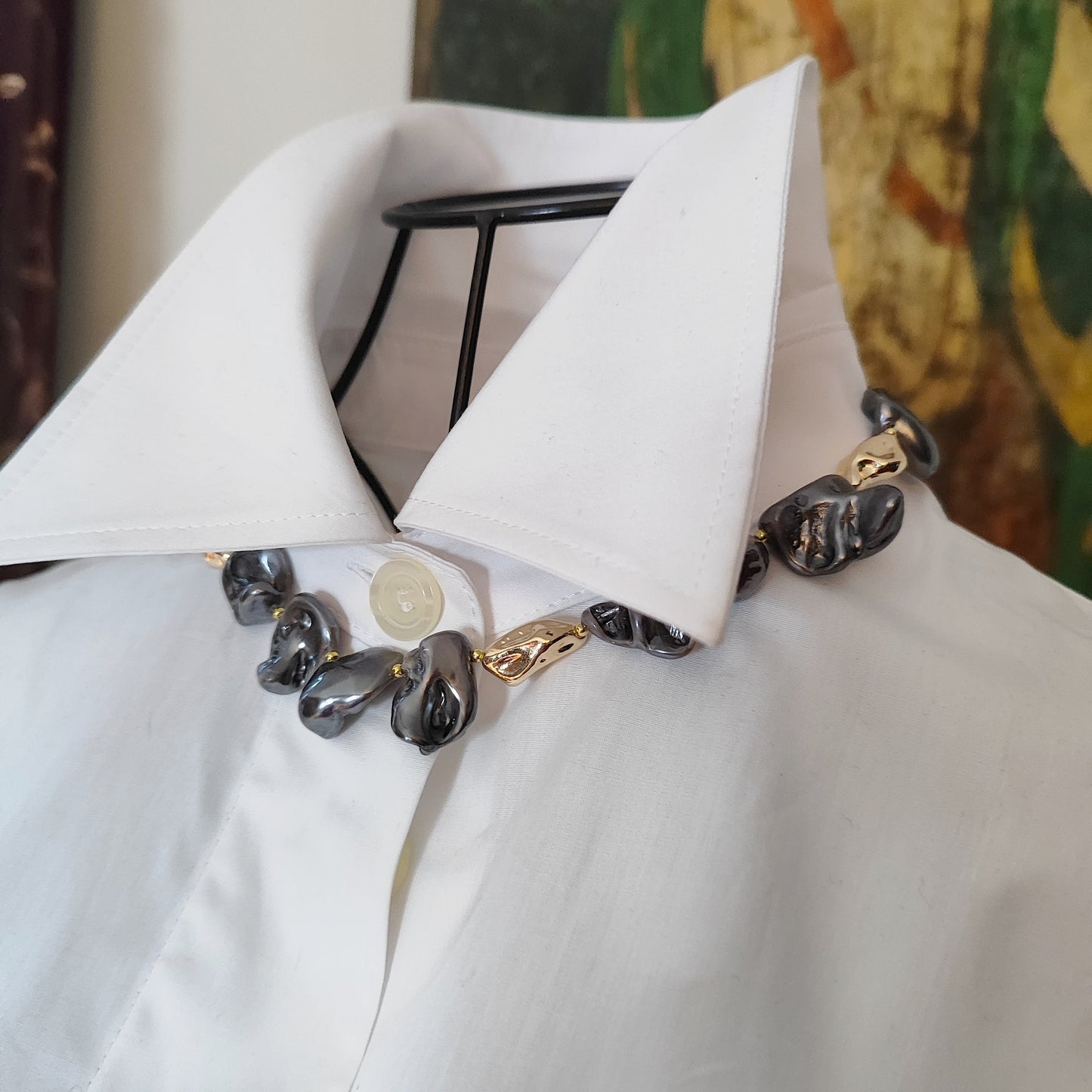 Collana Shell Pearl Elegance GA0022 barocca grigio scuro intervallata da perle scultura color oro. 