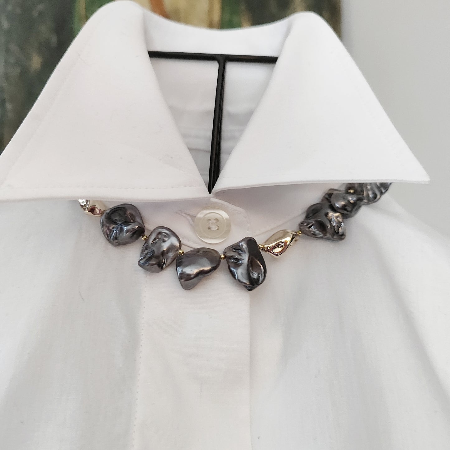 Perle irregolari grigio scuro e perle oro, dettaglio che evidenzia la finitura, Codice GA0022. 