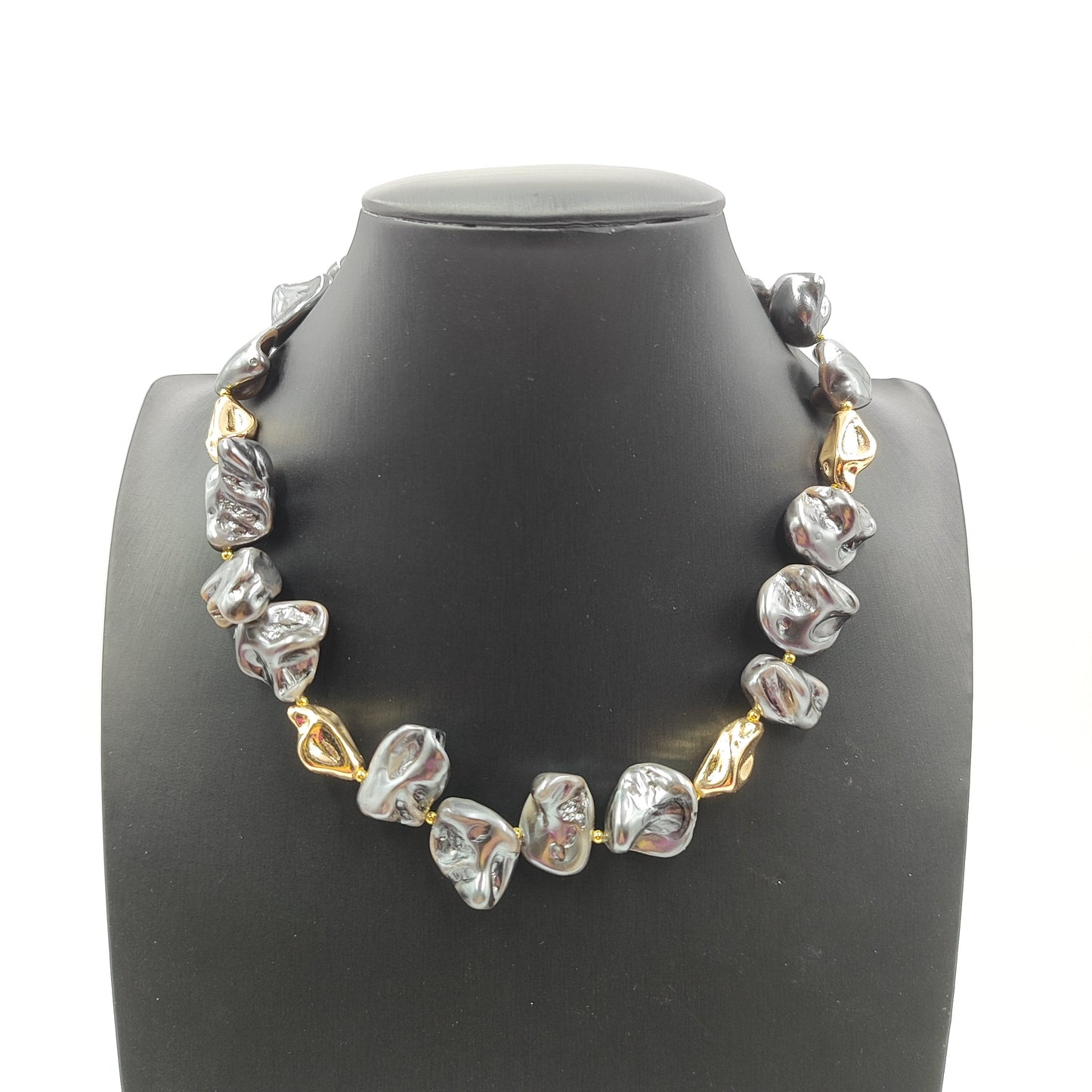 Collana Shell Pearl Elegance GA0022 barocca grigio scuro intervallata da perle scultura color oro su collo nero.