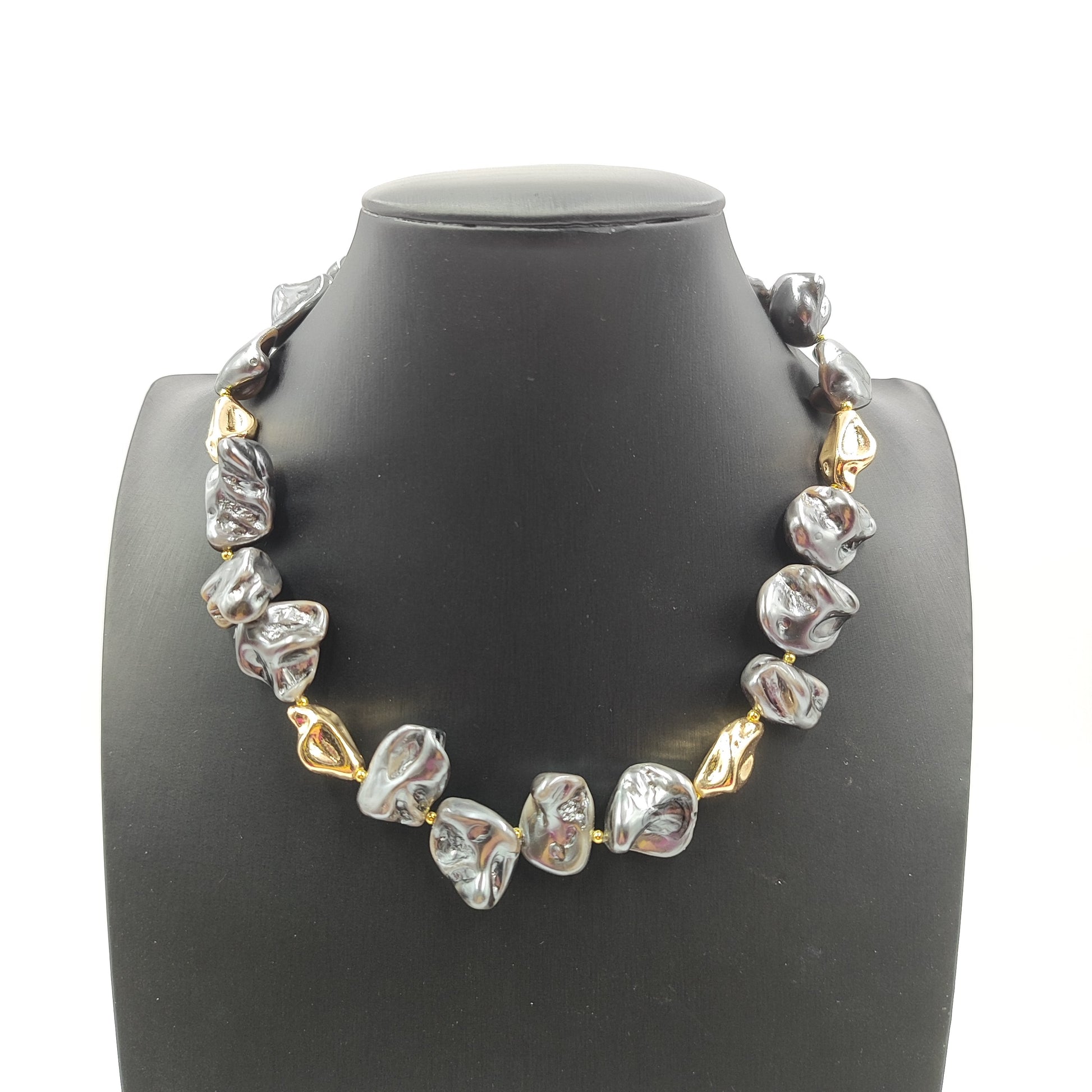 Collana Shell Pearl Elegance GA0022 barocca grigio scuro intervallata da perle scultura color oro su collo nero.
