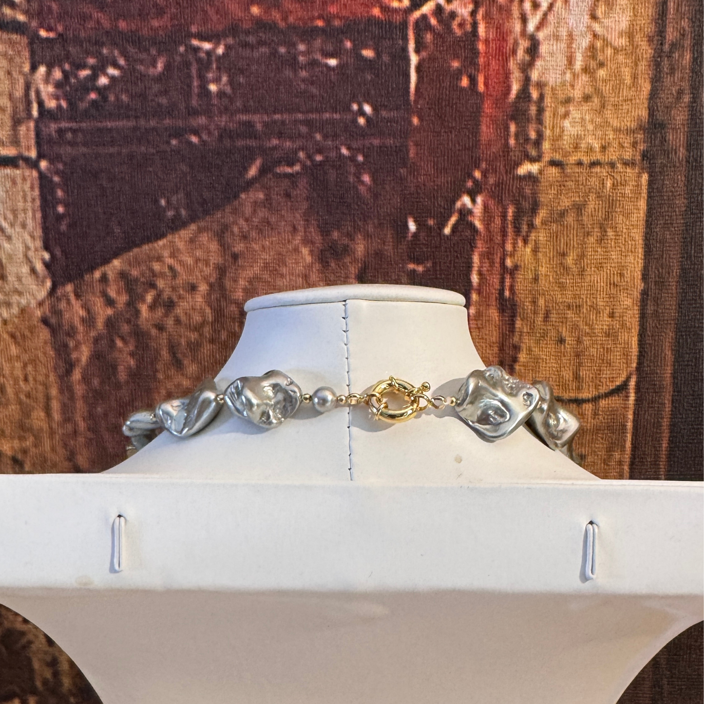 Dettaglio chiusura collana  perle Madreperla Barocca Argento con elementi Oro 