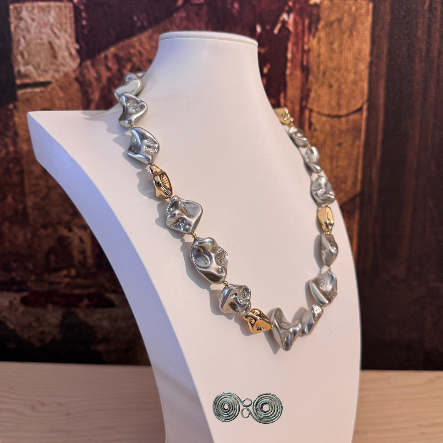 Collana perle di conchiglia barocche grigio chiaro e oro GA0023 su busto espositivo bianco