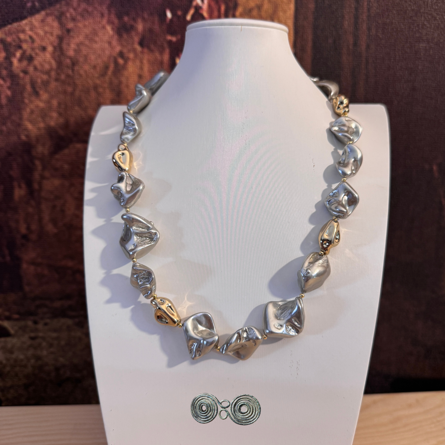 Collana elegante in perle di conchiglia e madreperla tecnologica, tonalità grigio e oro.