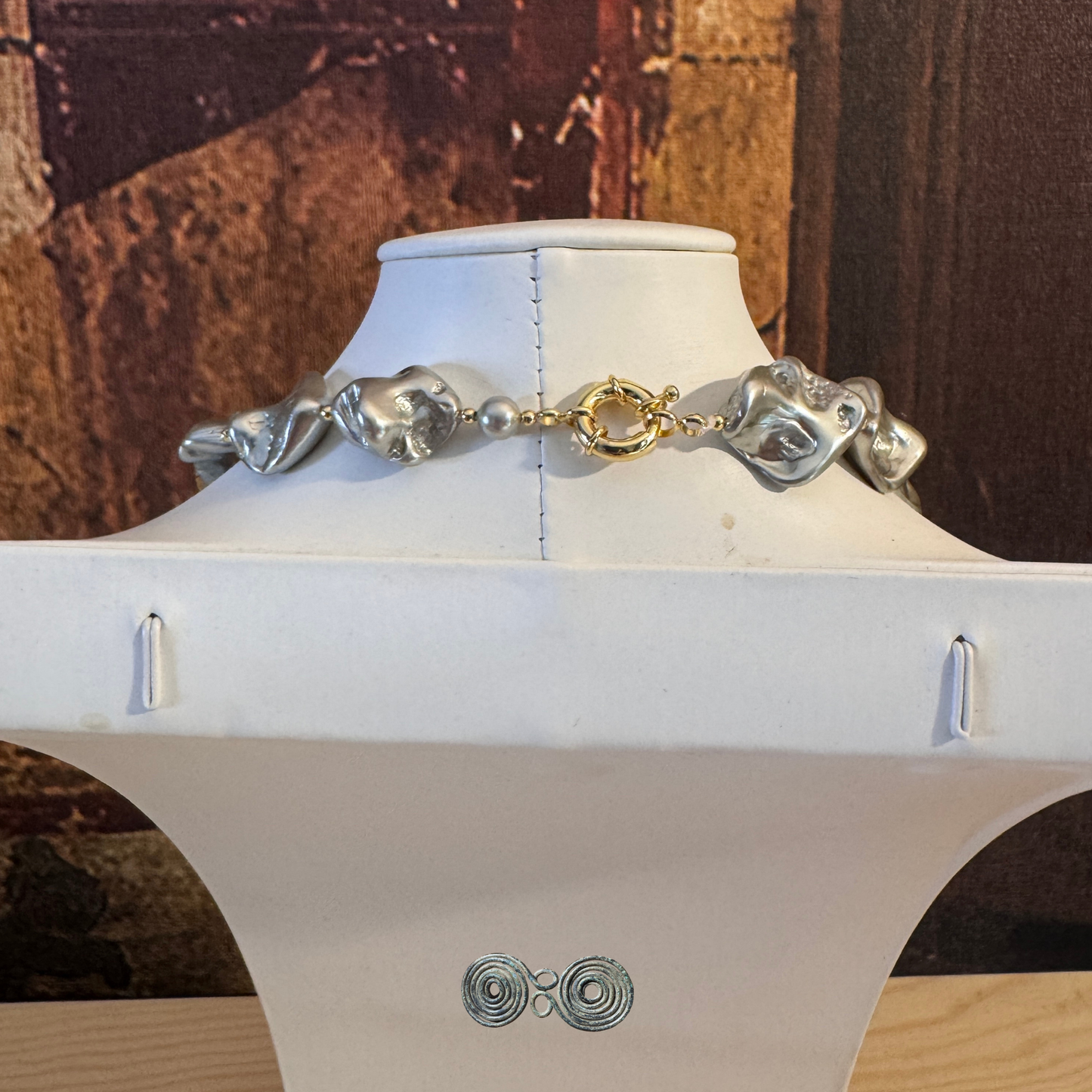 Primo piano della chiusura in ottone delle perle grigio chiaro GA0023.