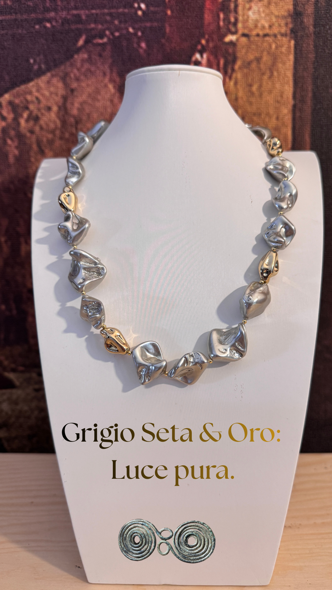Il girocollo barocco grigio chiaro GA0023 sotto la luce naturale.