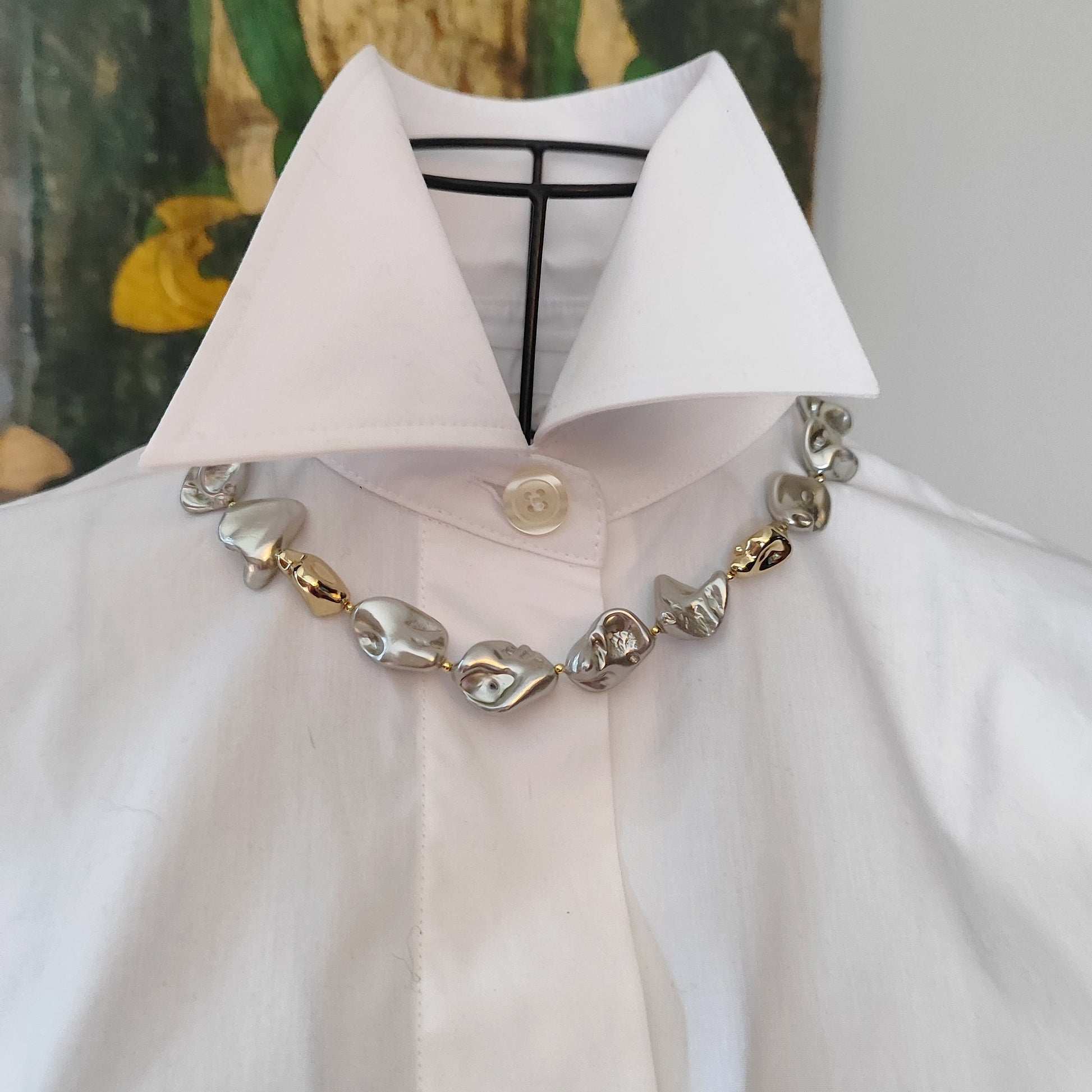 Collana Shell Pearl Elegance GA0023 barocca grigio chiaro intervallata da perle scultura color oro. 