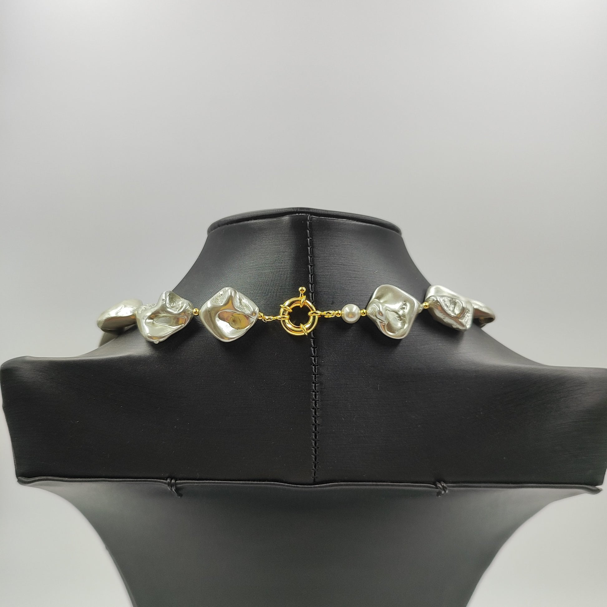 Chiusura in ottone della collana con perle barocche grigio chiaro e nucleo in madreperla, abbinate a perle oro. 